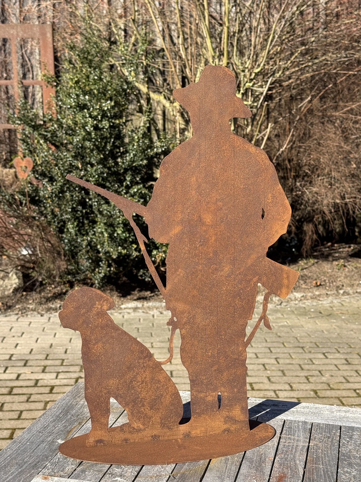 Edelrost Jäger Gustl groß mit Jagdhund auf Bodenplatte - Höhe 60 cm