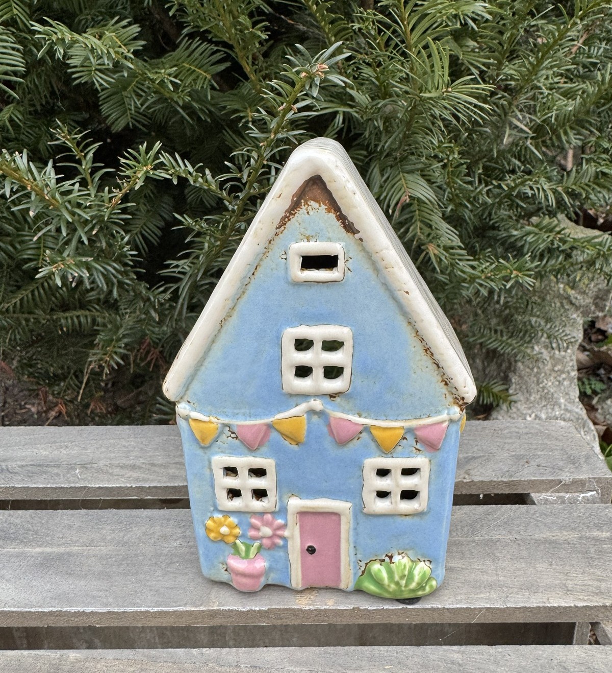 Keramik Haus hellblau mit Girlande und Blumentopf - Höhe 15 cm