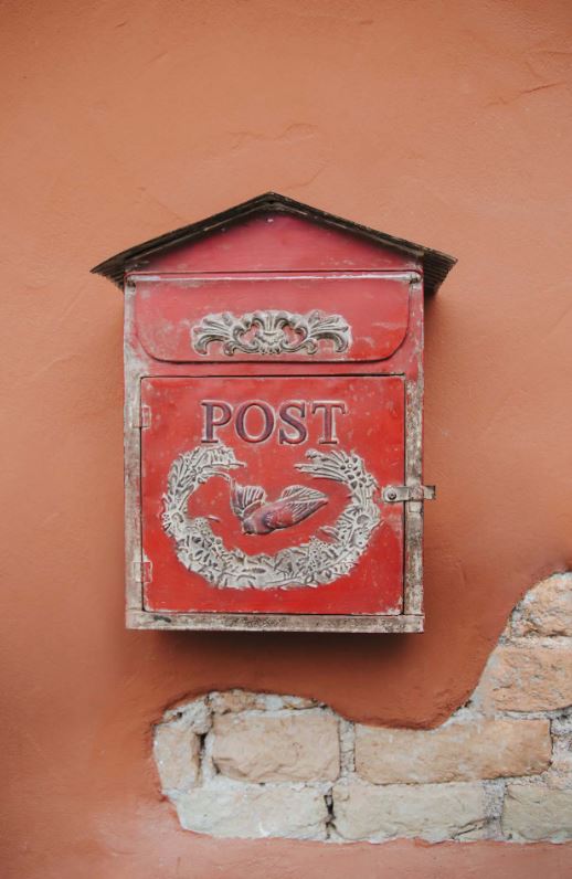 Eisenblech Postkasten antik rot lackiert - Höhe 40 cm