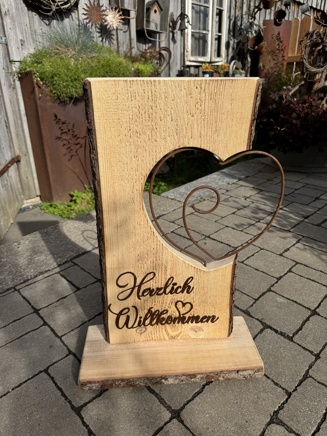 Lärchenholz Ständer mit Rostherz und Rost Schriftzug Herzlich Willkommen - Höhe ca. 54 cm