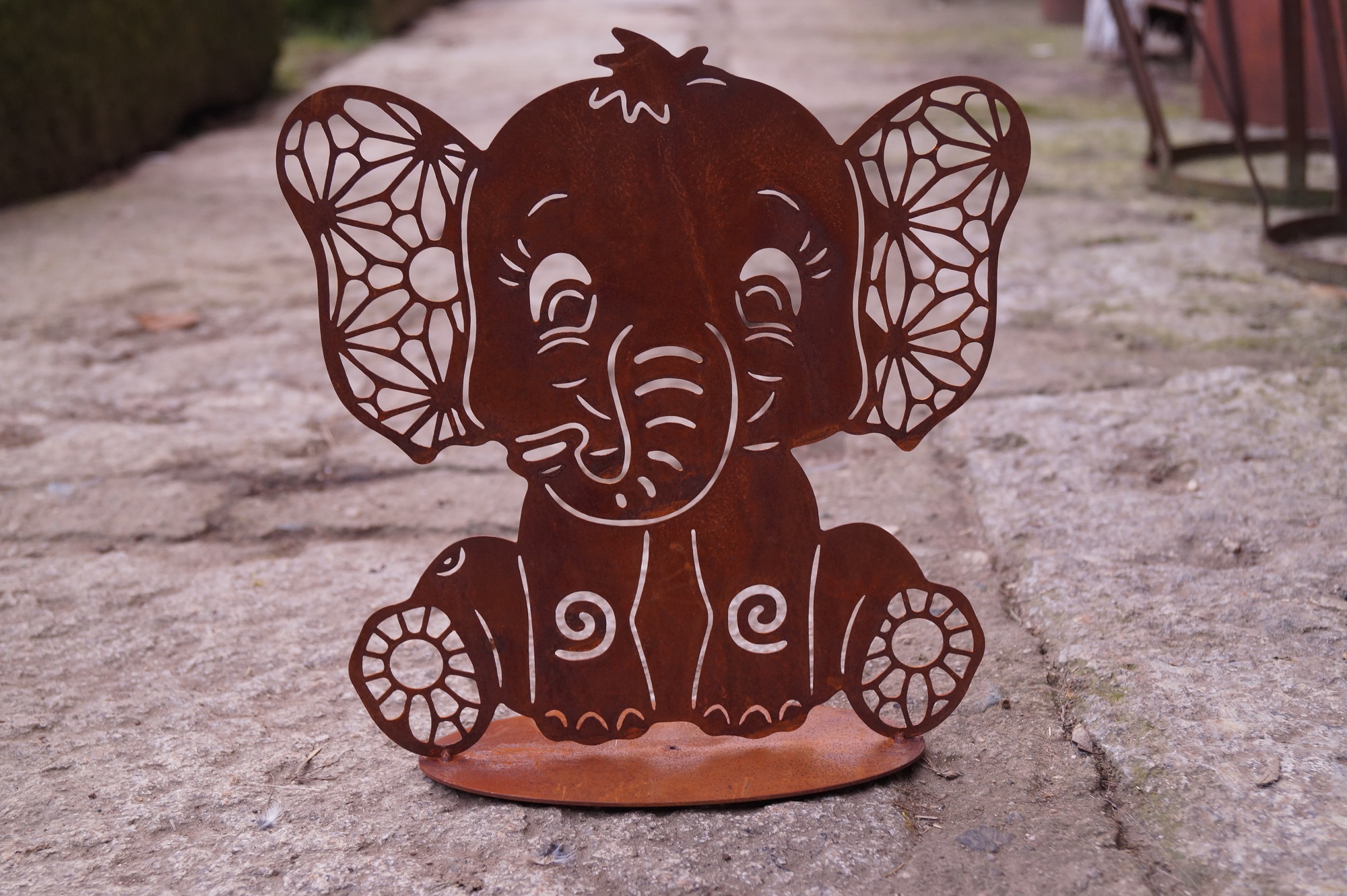 Edelrost Elefant Benjamin auf Bodenplatte - Höhe 26 cm