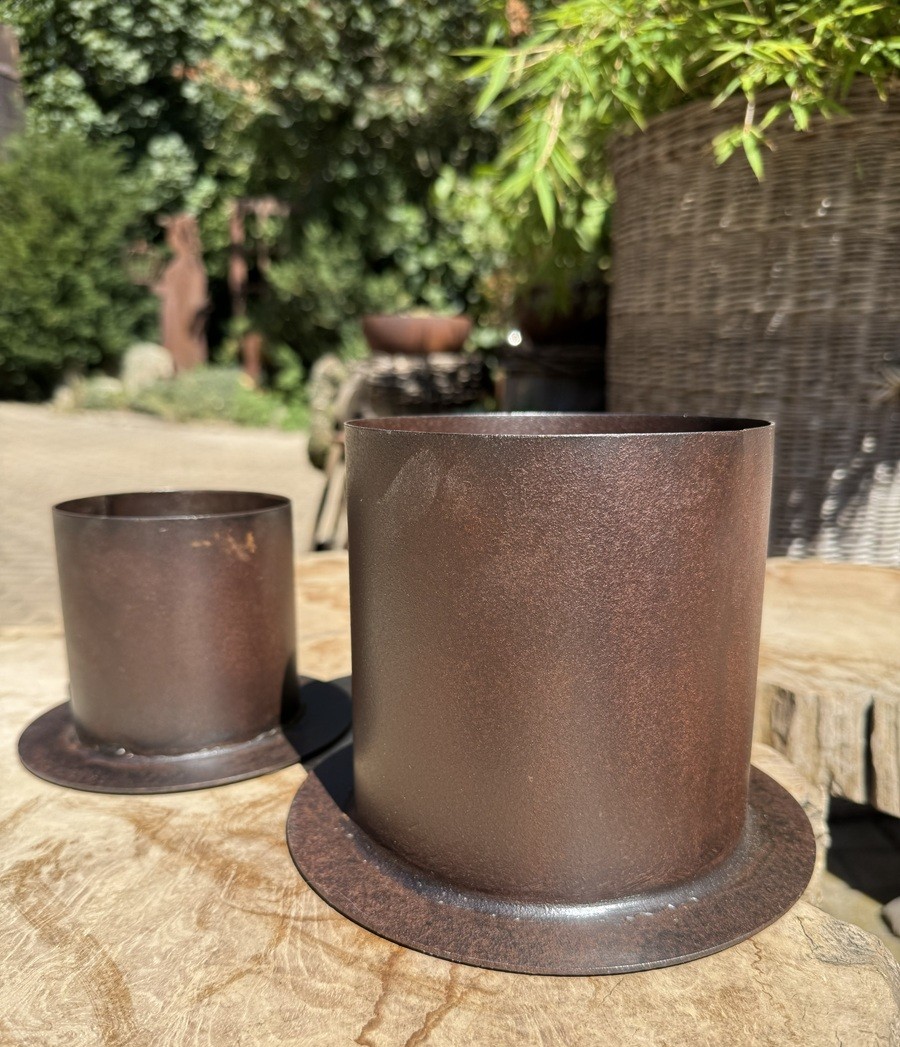 Eisen Topf runde Form auf Bodenplatte dunkelbraun - Durchmesser 19 cm
