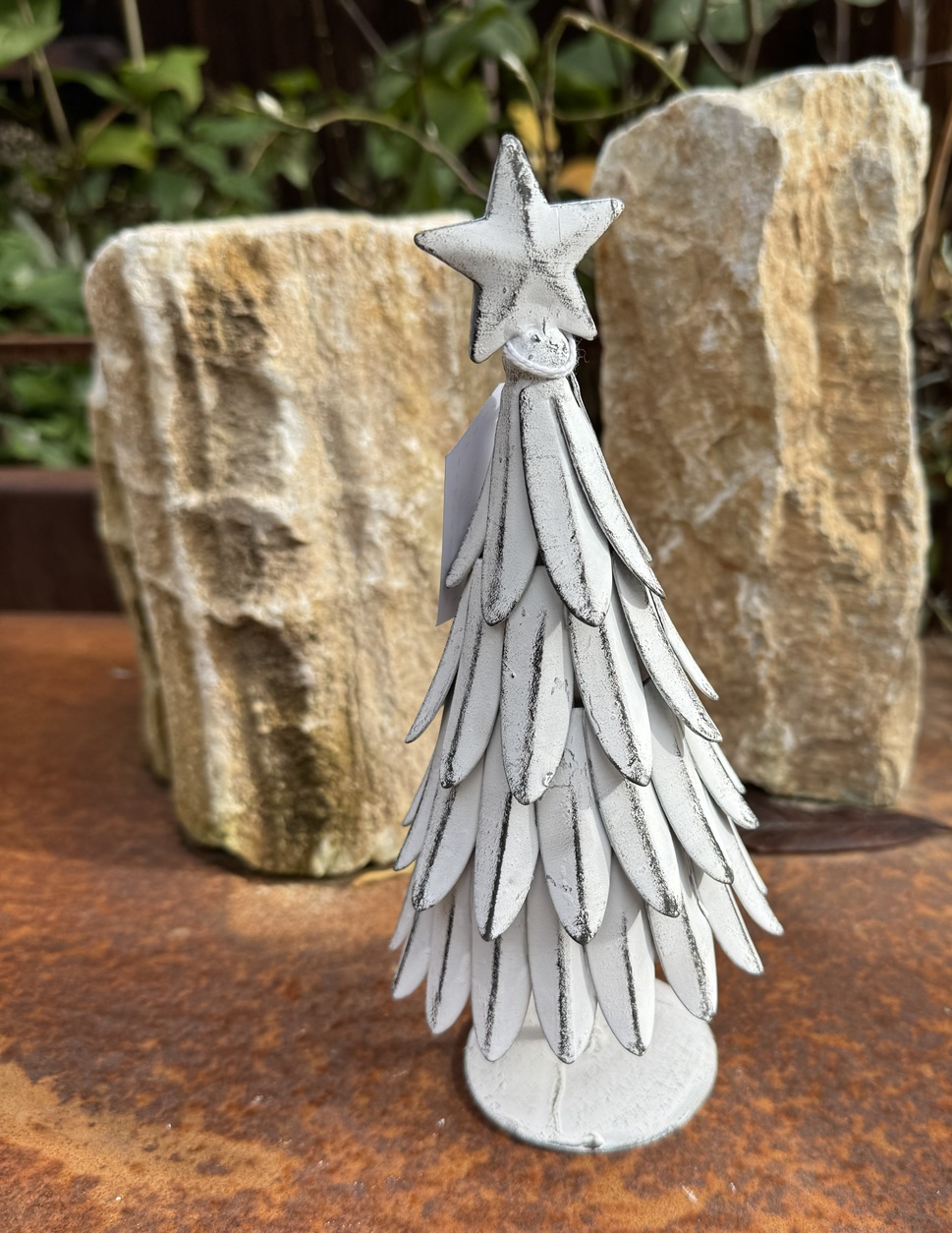 Metall Tannenbaum klein 3D Form weiß gewischt mit Stern - Höhe 22 cm