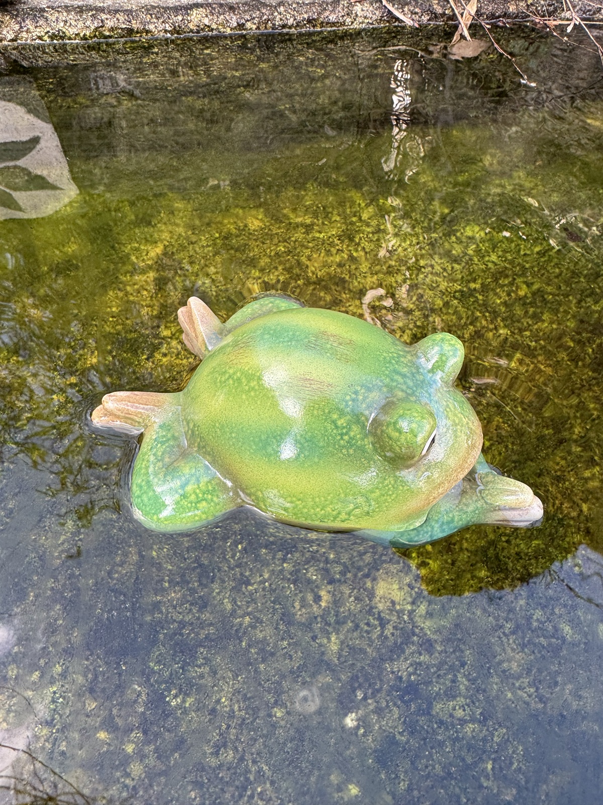 Keramik Schwimmfigur kraulender Frosch - Länge 17 cm