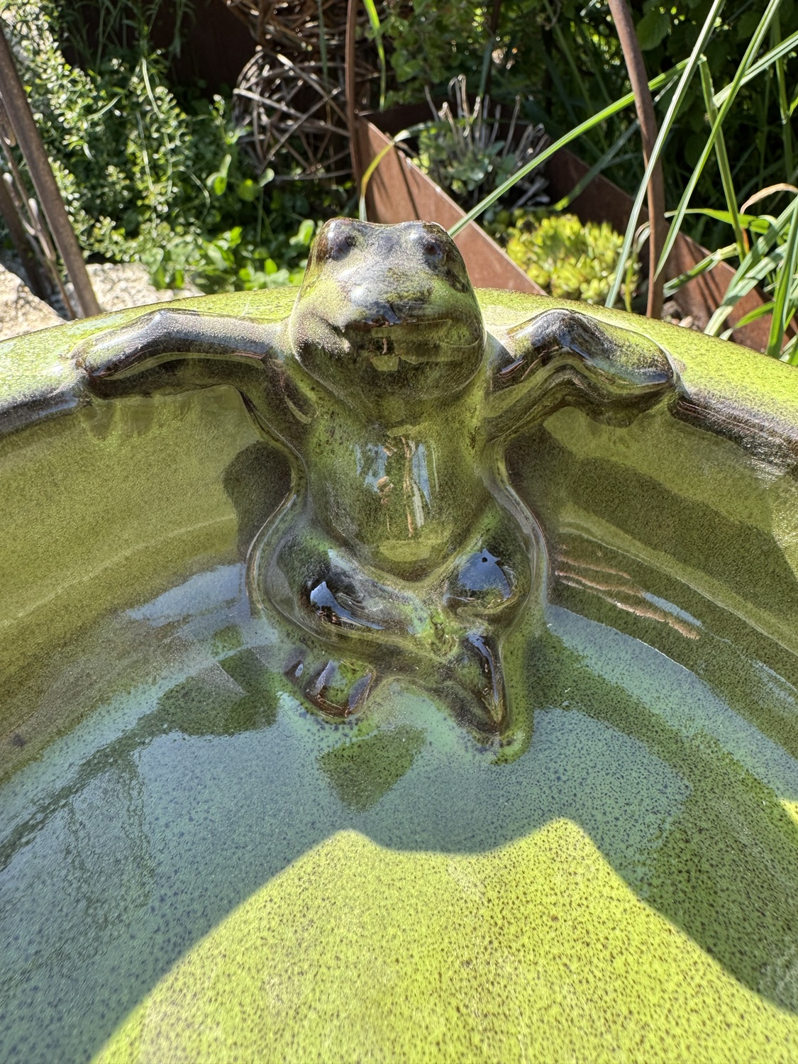 Keramik Vogeltränke / Vogelbad grün in ovaler Form mit Frosch - Breite 30 cm