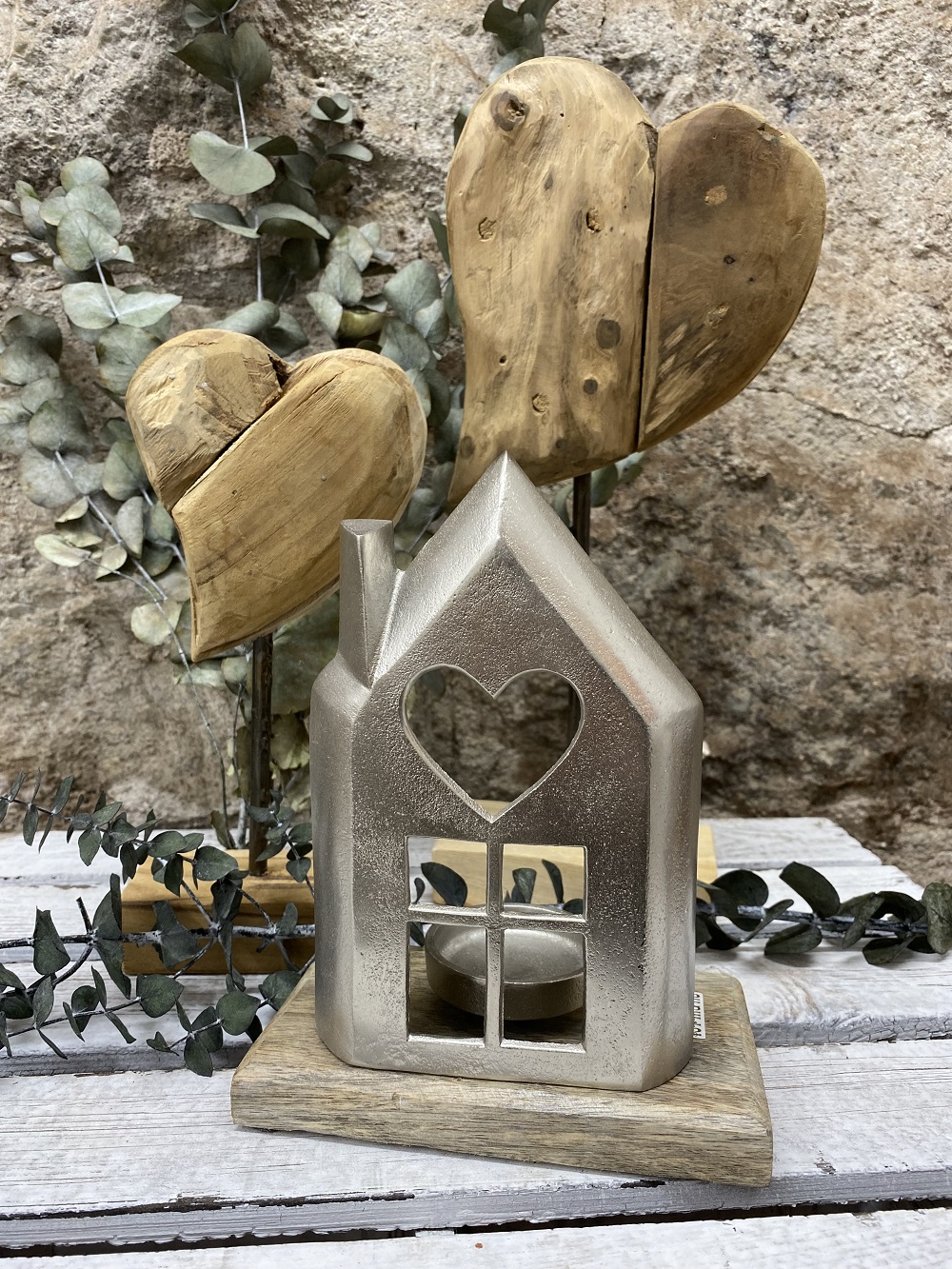 Alu Teelichthalter Haus mit Herz auf Mango-Holz