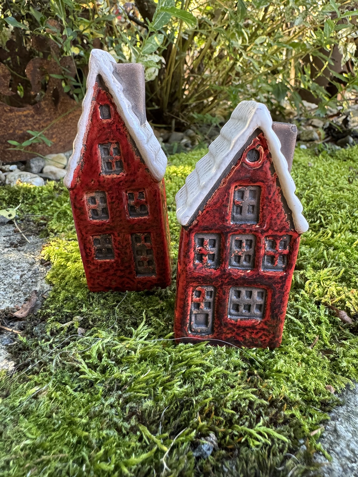 2tlg. Keramik Winterhäuschen rot mit weißem Dach - Höhe ca. 10 cm