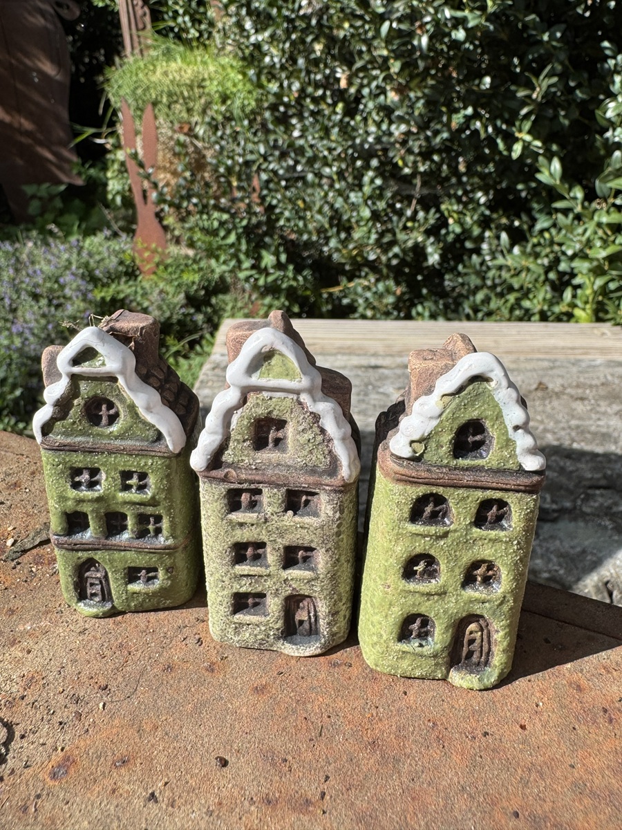 3tlg Keramik Mini Stadthäuschen Grüntöne - Höhe ca. 7 cm