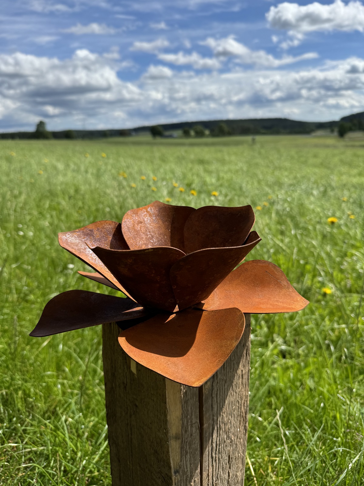 Edelrost Blüte groß auf Bodenplatte - Durchmesser 24 cm