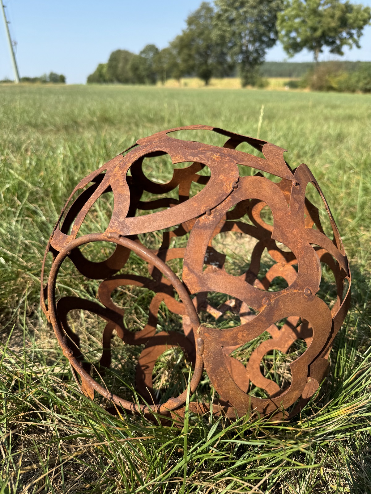 Edelrost Kugel mit Herzmotiv klein und Standring - Durchmesser 30 cm