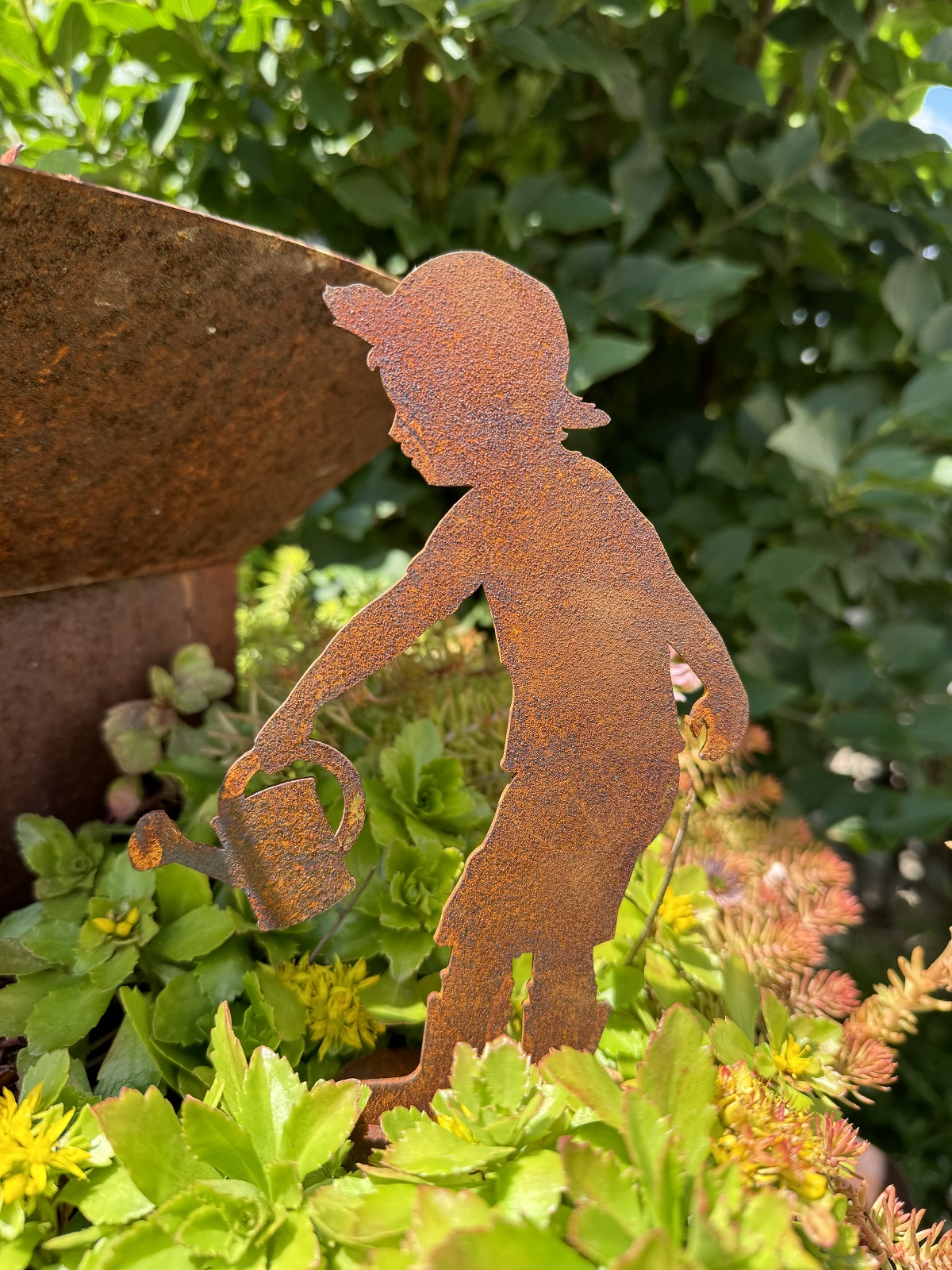 Edelrost kleiner Junge mit Gießkanne auf Bodenplatte - Höhe 18 cm
