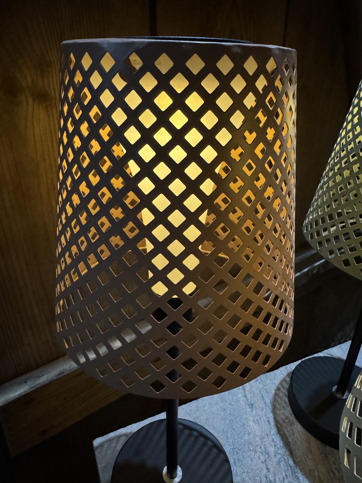 Solar Lampe puderfarben mit Kästchen Ausschnitten im Schirm - Höhe 42 cm