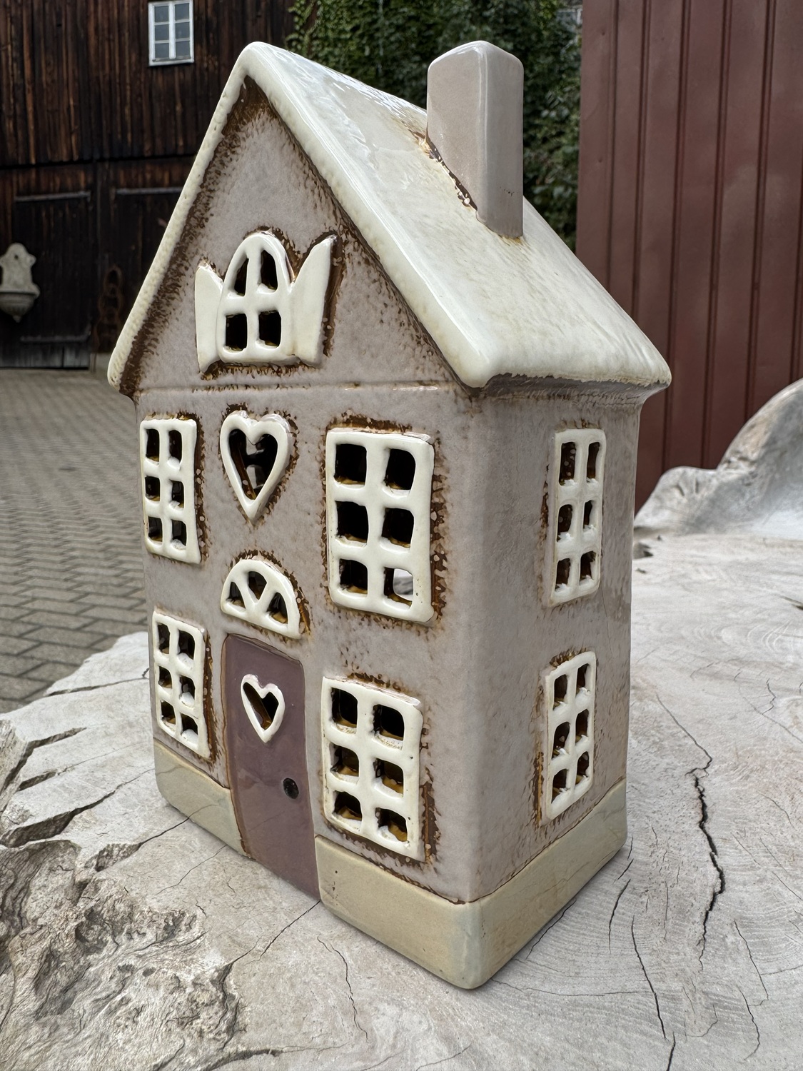 Keramik Häuschen Frieda Graubraun mit weißem Dach - Höhe 21,5 cm