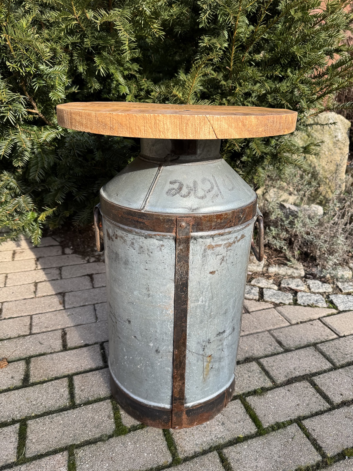 Antike Milchkanne mit Tischplatte aus Holz - Höhe 66 cm