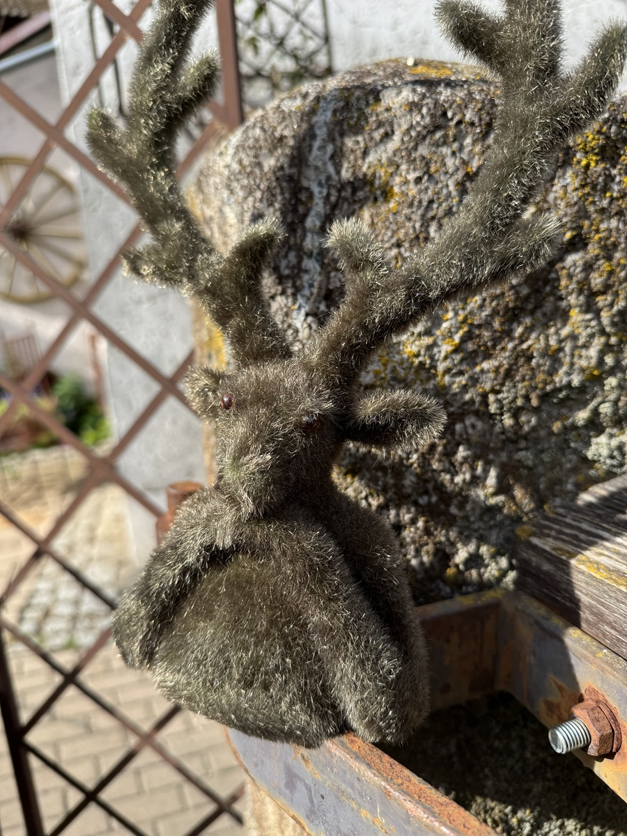 Hirschkopf beflockt dunkelgrün - Höhe 30 cm
