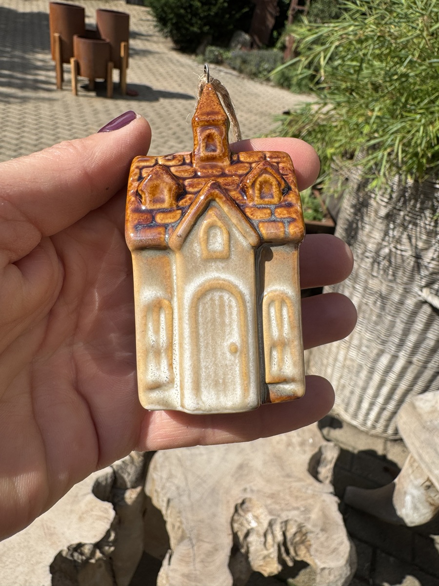 Keramik Mini Kirche naturfarben zum Hängen - Höhe 9 cm