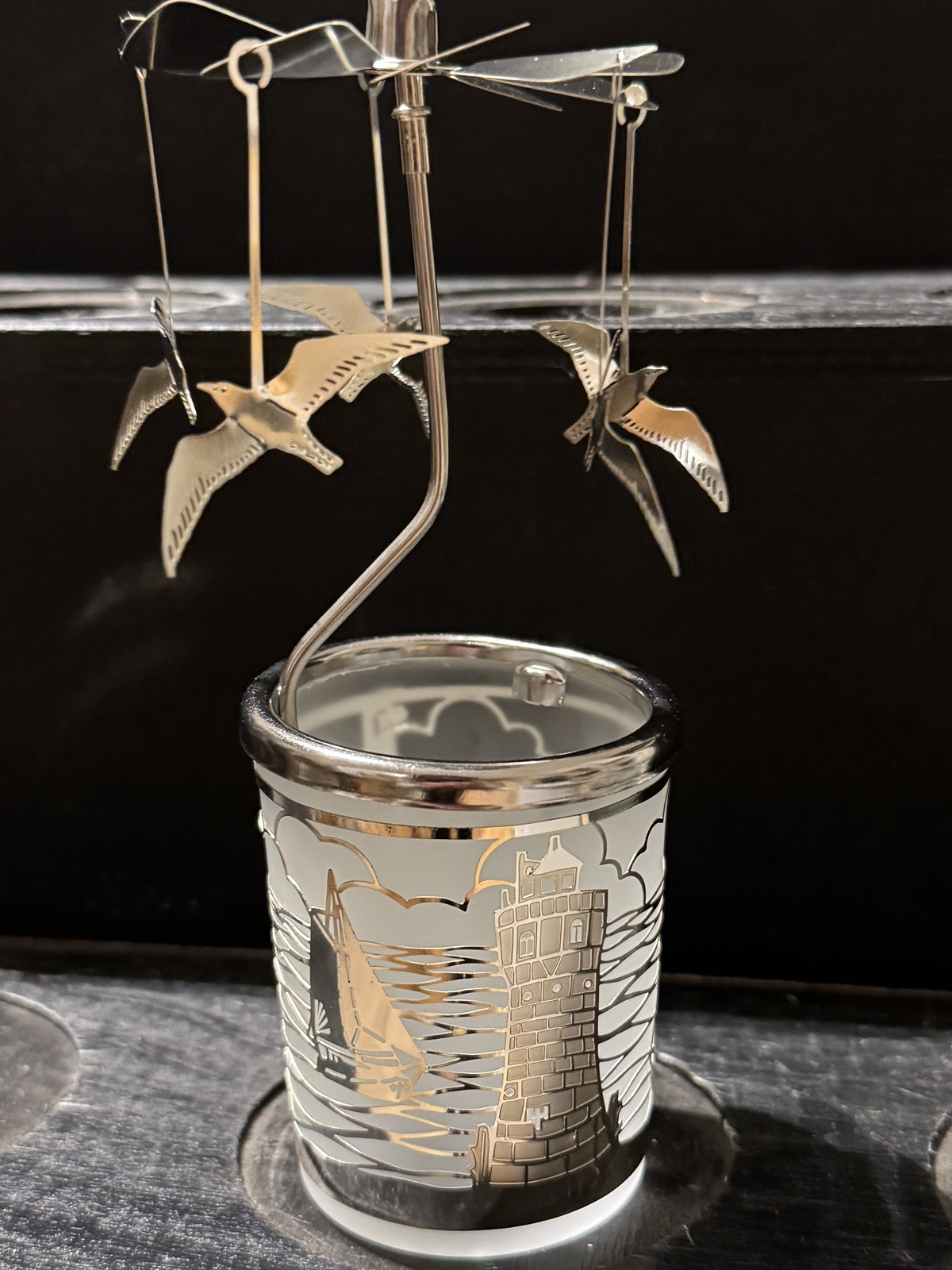 Glaskarussell Möwe mit Leuchtturm Teelichthalter mit Propeller - Höhe 16 cm
