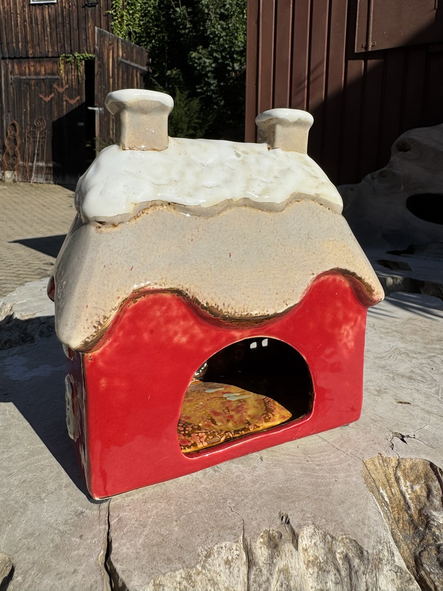 Keramik Lichthaus Winterzauber Rot / Natur mit Tannen - Höhe 18,5