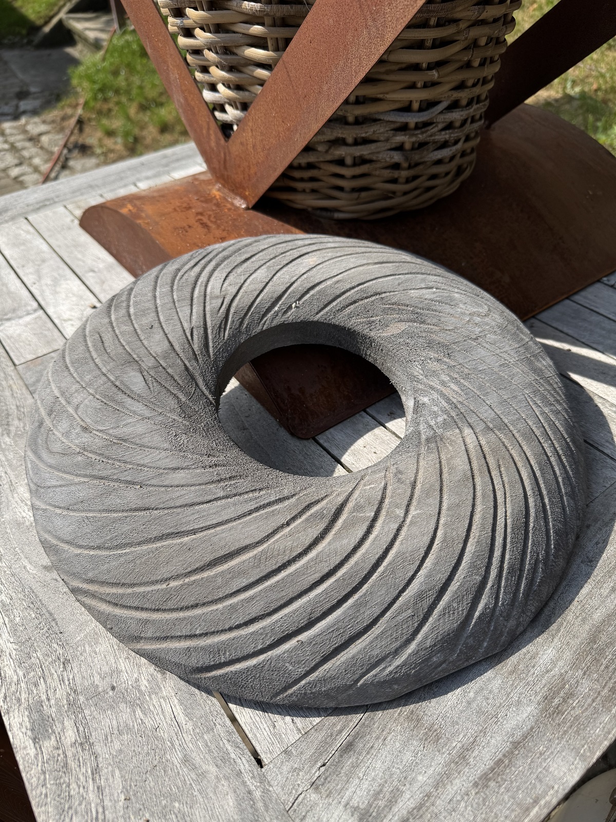 Holz Kranz grau groß mit Rillenmuster - Durchmesser ca. 35 cm