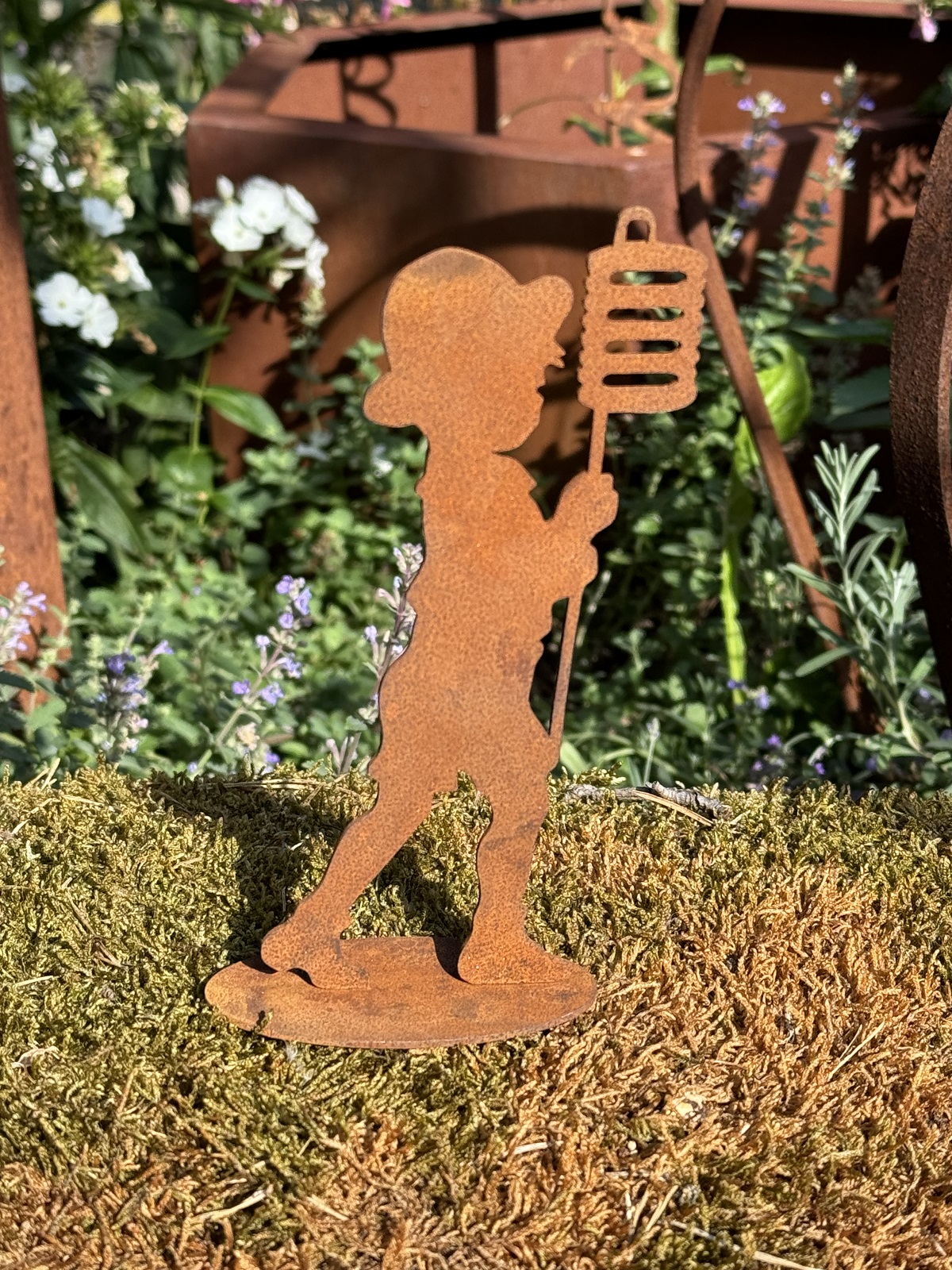 Edelrost Bub Bastian mit Laterne auf Bodenplatte - Höhe 16 cm