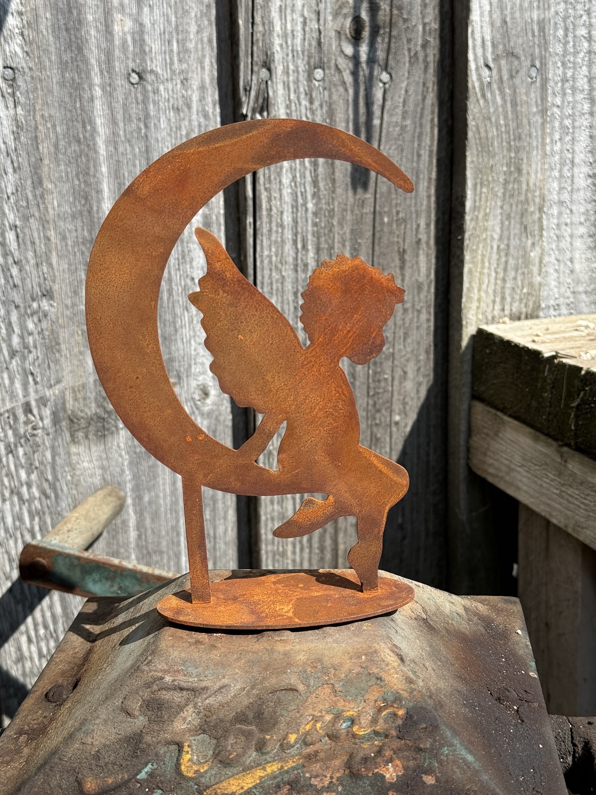 Edelrost Engel Laura auf Mond zum Stellen - Höhe 18 cm