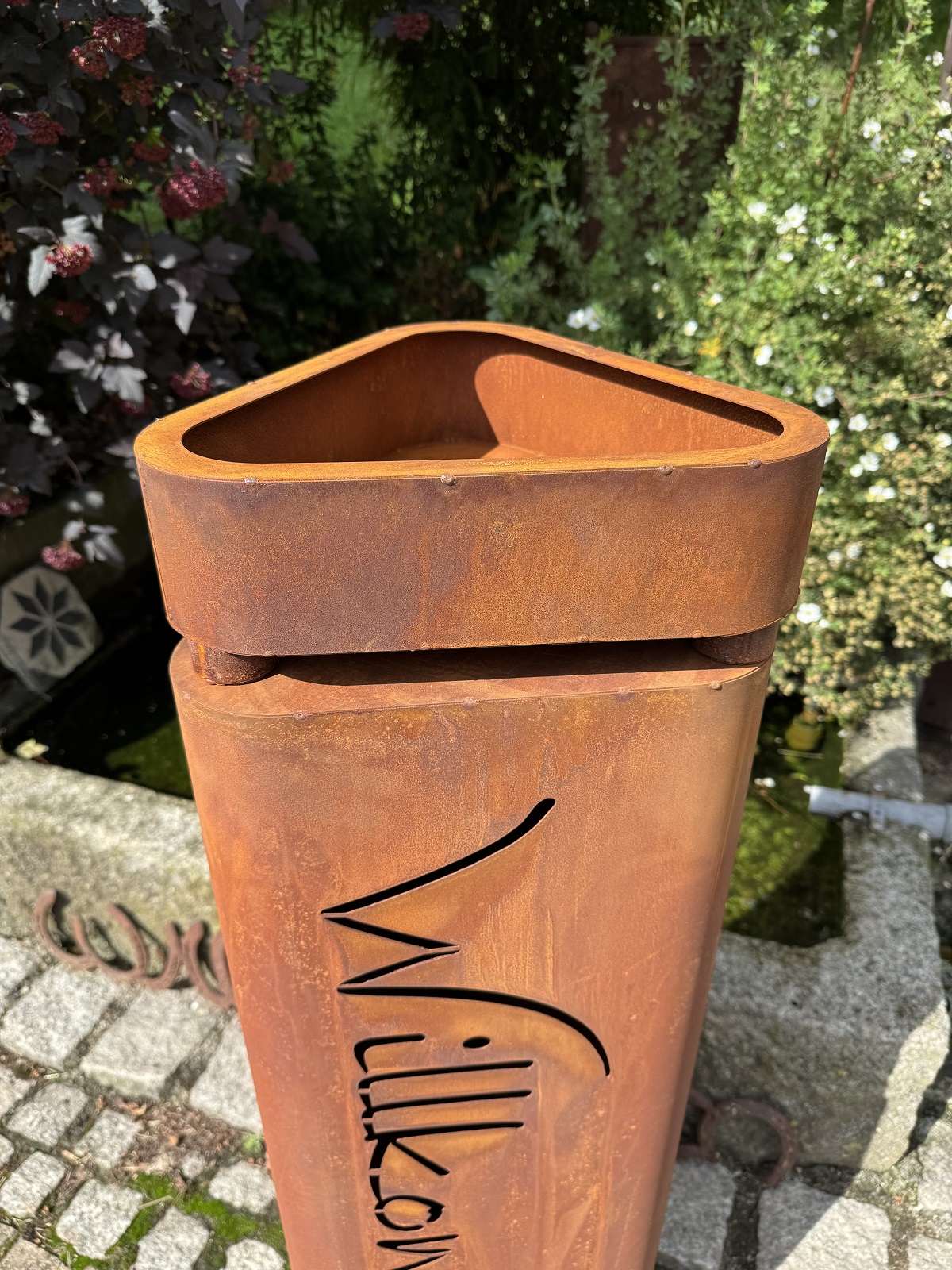 Edelrost Säule mit Schale und Schrift Willkommen - Gesamthöhe 111 cm