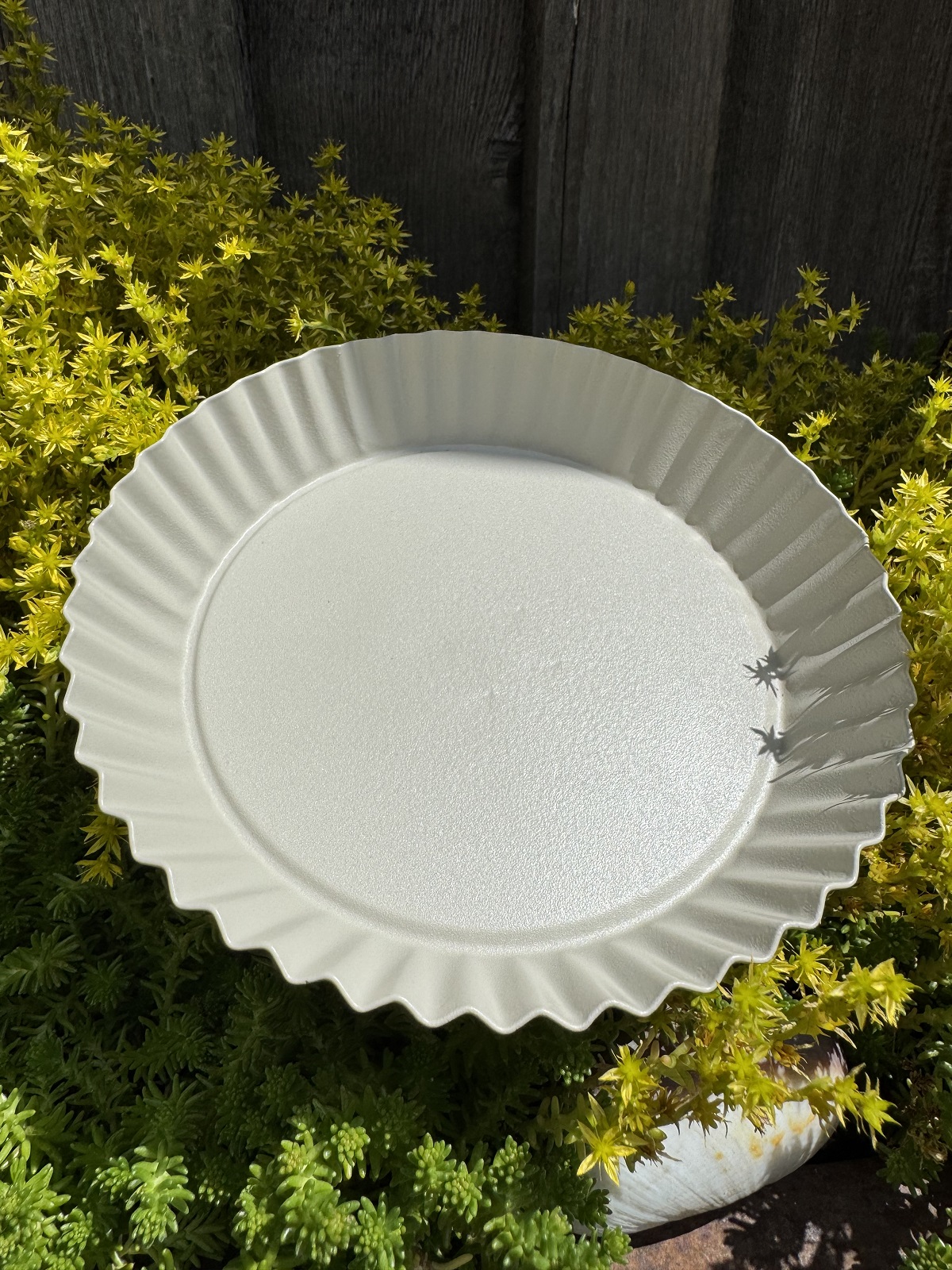 Metall Tablett cremefarben groß mit Wellenrand auf Fuß - Durchmesser 24 cm