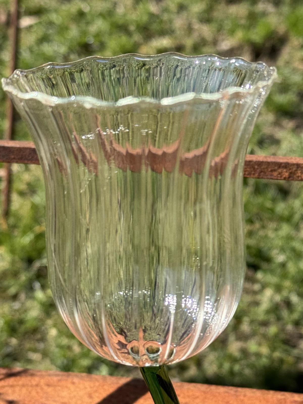 Wein Glas Florentine mit grünem Stiel und Kleeblattsockel - Höhe 20,7 cm