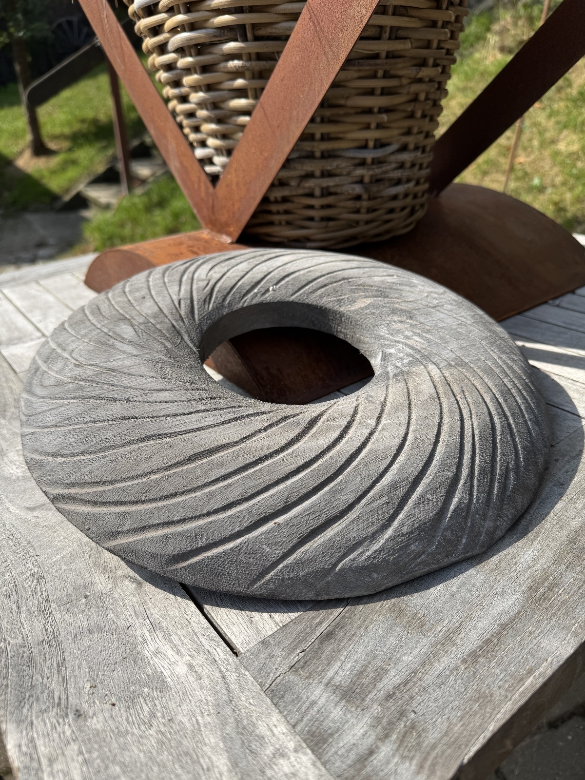 Holz Kranz grau groß mit Rillenmuster - Durchmesser ca. 35 cm