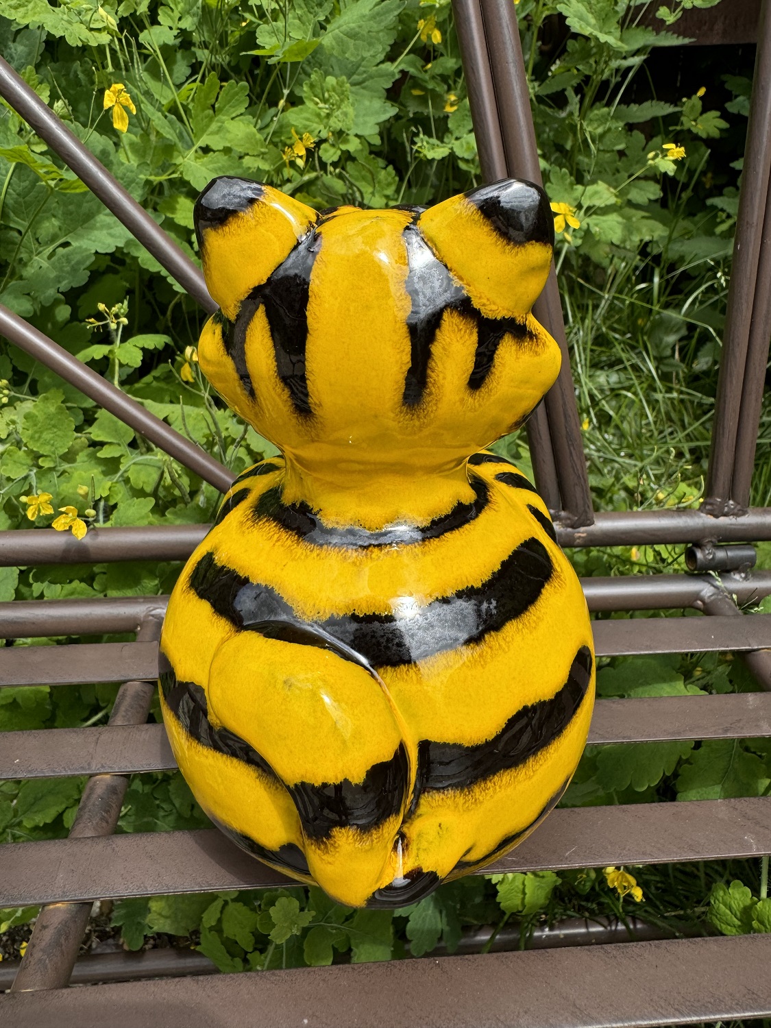 Keramik Gartenkugel Katze gelb - Höhe 19 cm