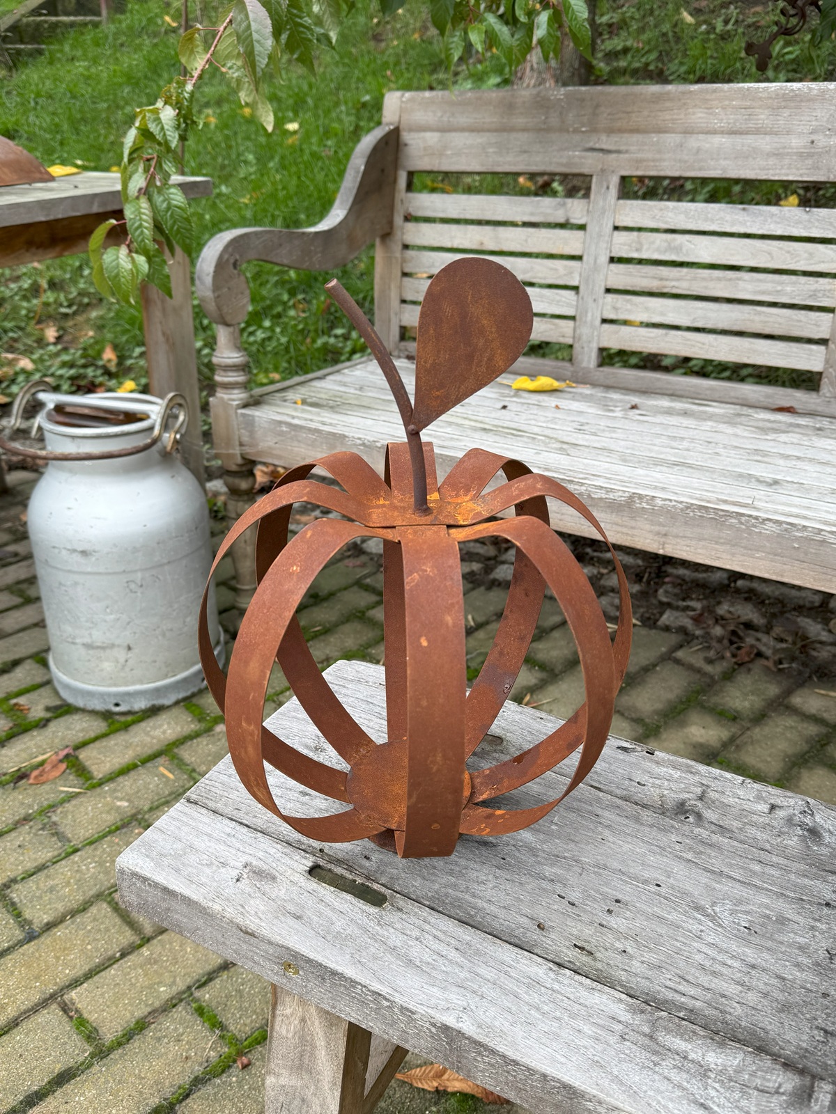 Edelrost Metallstreifen Kürbis 3D auf kleinem Standsockel - Durchmesser 30 cm