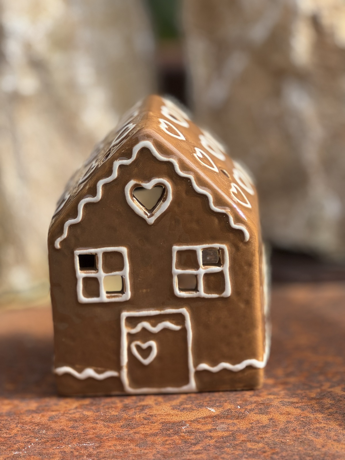 Keramik Lebkuchenhaus braun mit Herzchen Dach - Höhe ca. 10 cm