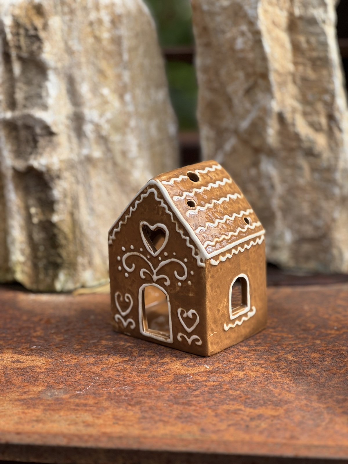 Keramik Lebkuchenhaus braun mit Zackenmuster Dach - Höhe ca. 10 cm