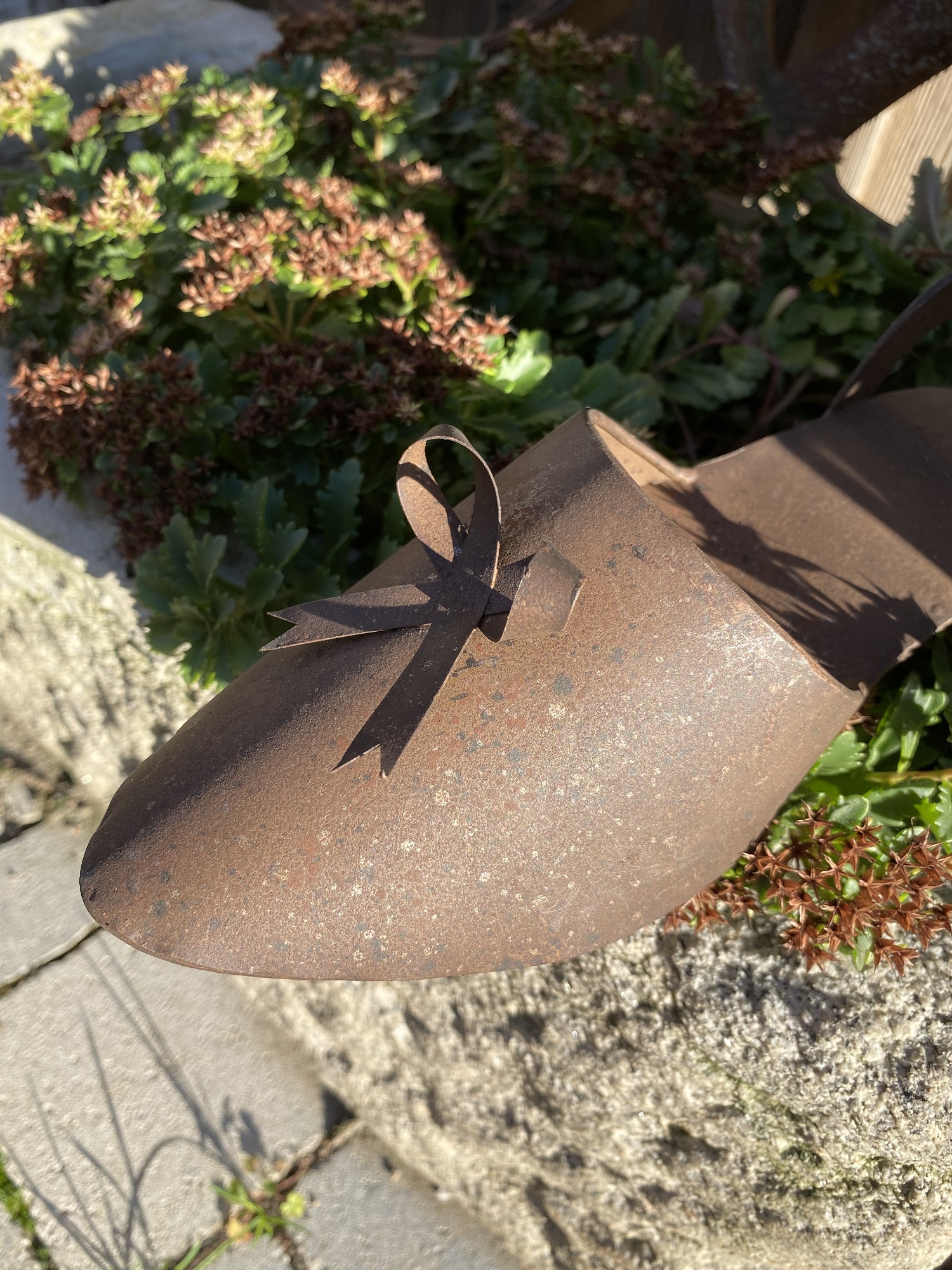 1 Paar Metall Pflanz-Stöckelschuhe rostfarben - Länge 25 cm