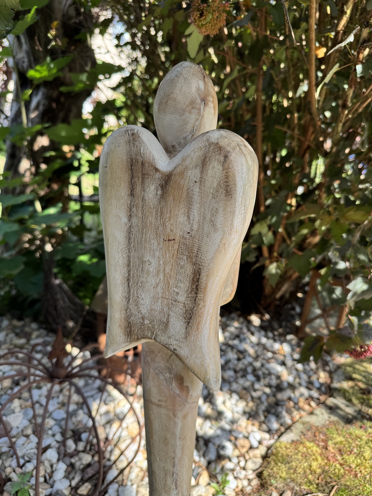 Holz Engel groß weiß gekalkt auf Sockel - Höhe ca. 71 cm