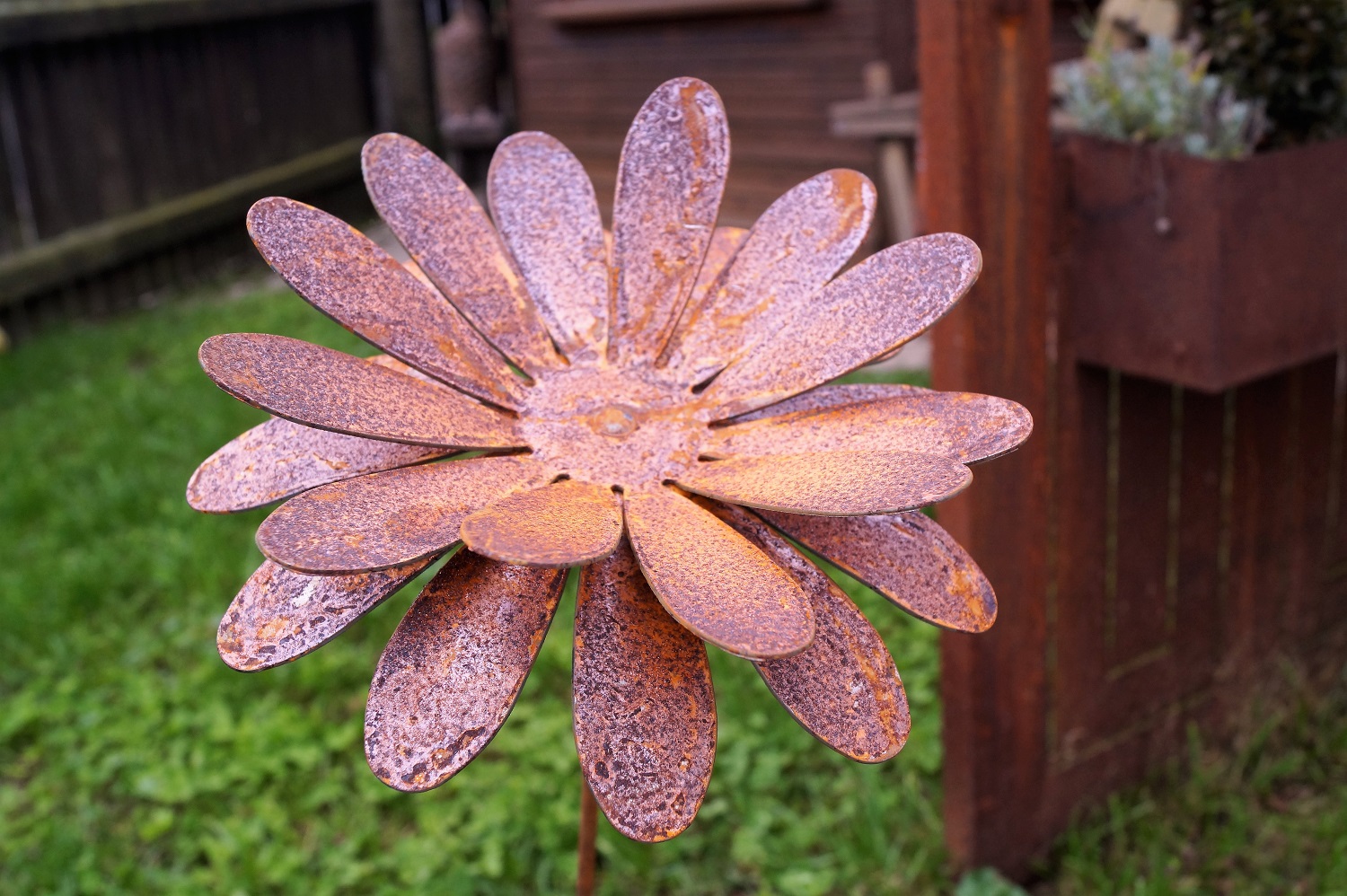 Edelrost Blüte mit Hülse für Stab - Durchmesser 20 cm
