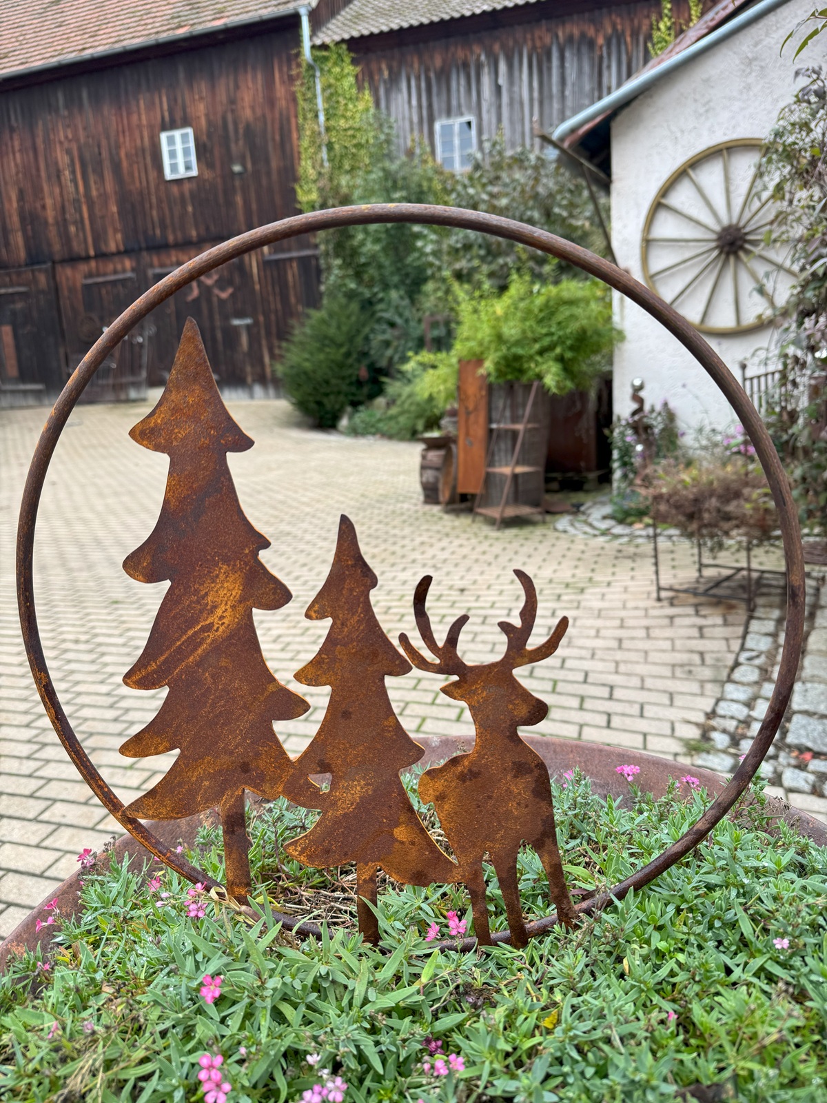 Edelrost Hirsch mit Tannen im Ring und Hülse - Durchmesser 40 cm