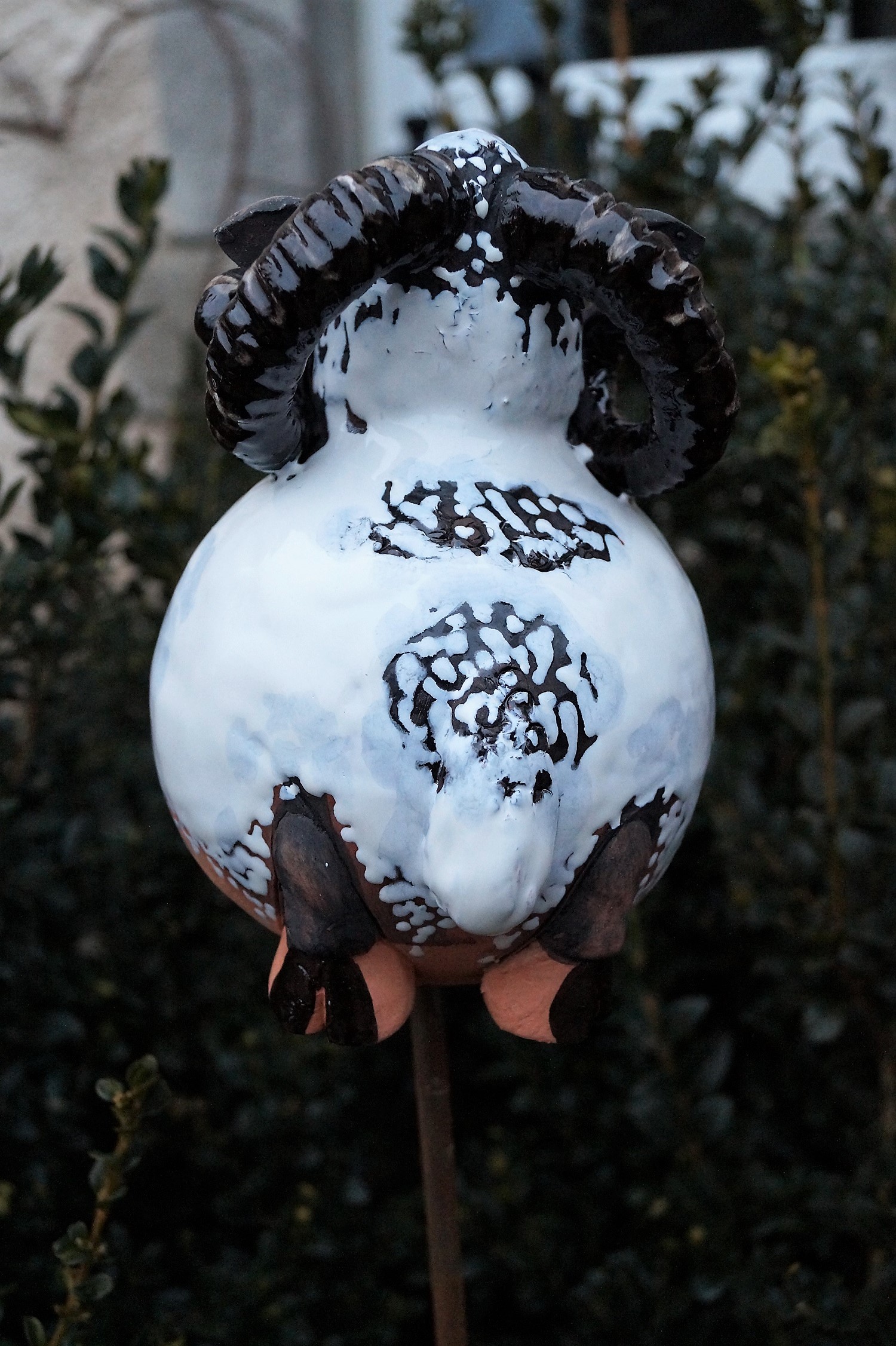 Keramik Gartenkugel Schafbock Spooky  - Höhe 17 cm