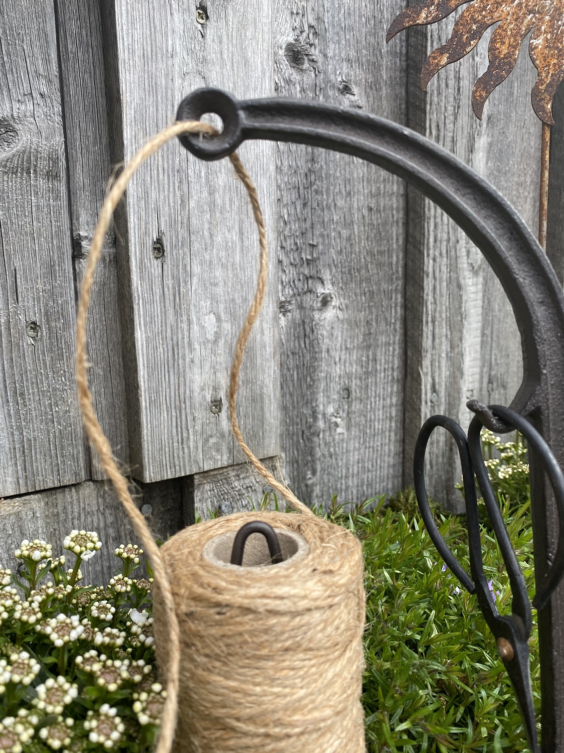 Gusseisen Bandhalter mit Schere und Garnrolle - Höhe 26 cm