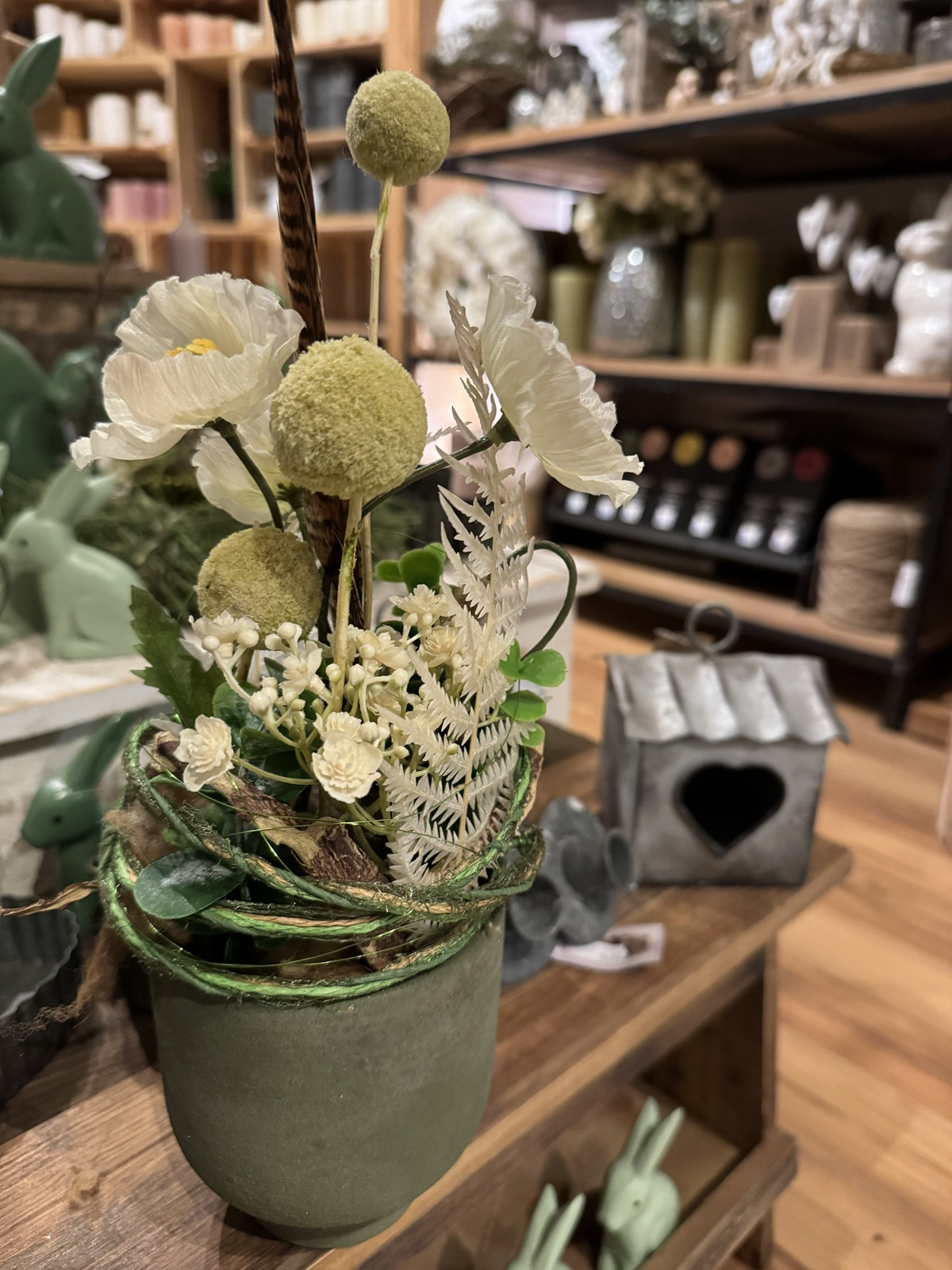Gesteck (4) im Blumentopf mit Kunstblumen und Naturmaterialien Grüntöne / Weiß