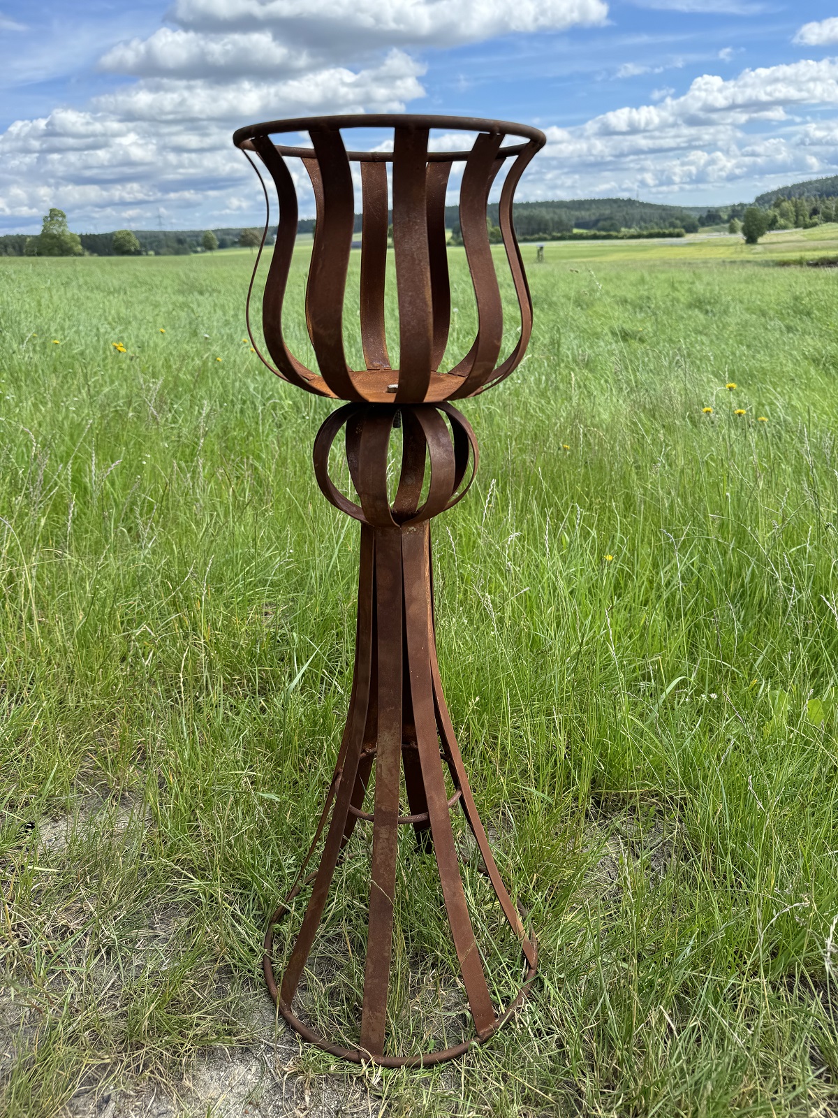 Edelrost Ständer groß Metallstreifen mit Korb - Höhe 80 cm