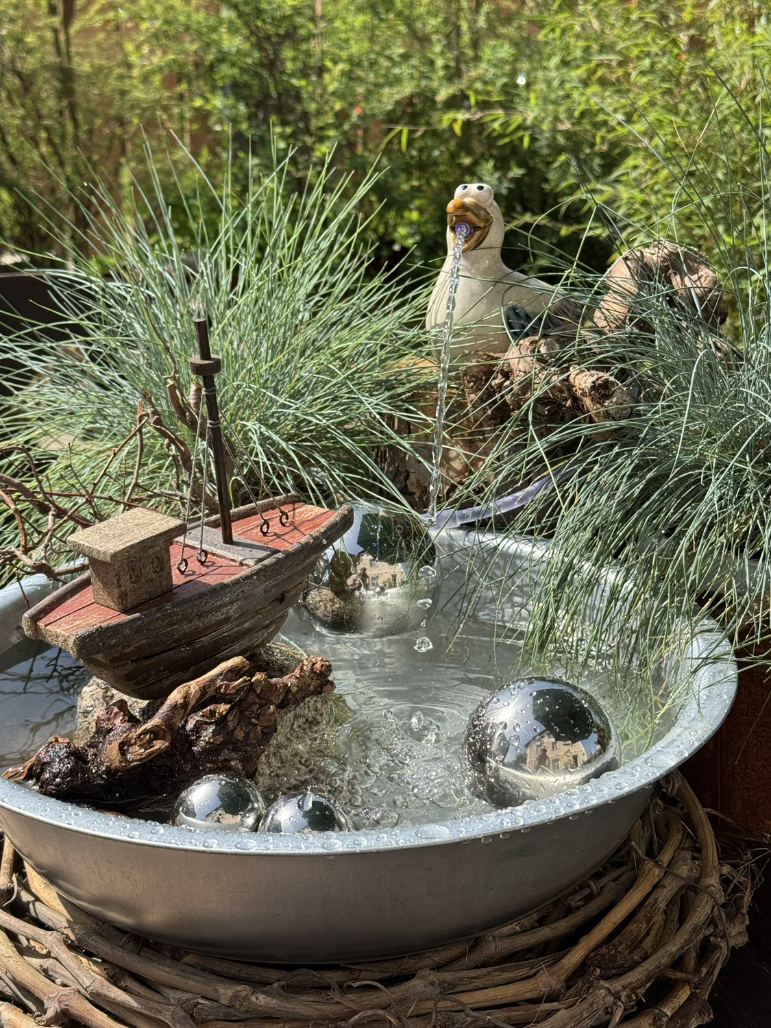 Steingut Wasserspeier Möwe Gunni mit Pumpe - Höhe 12 cm