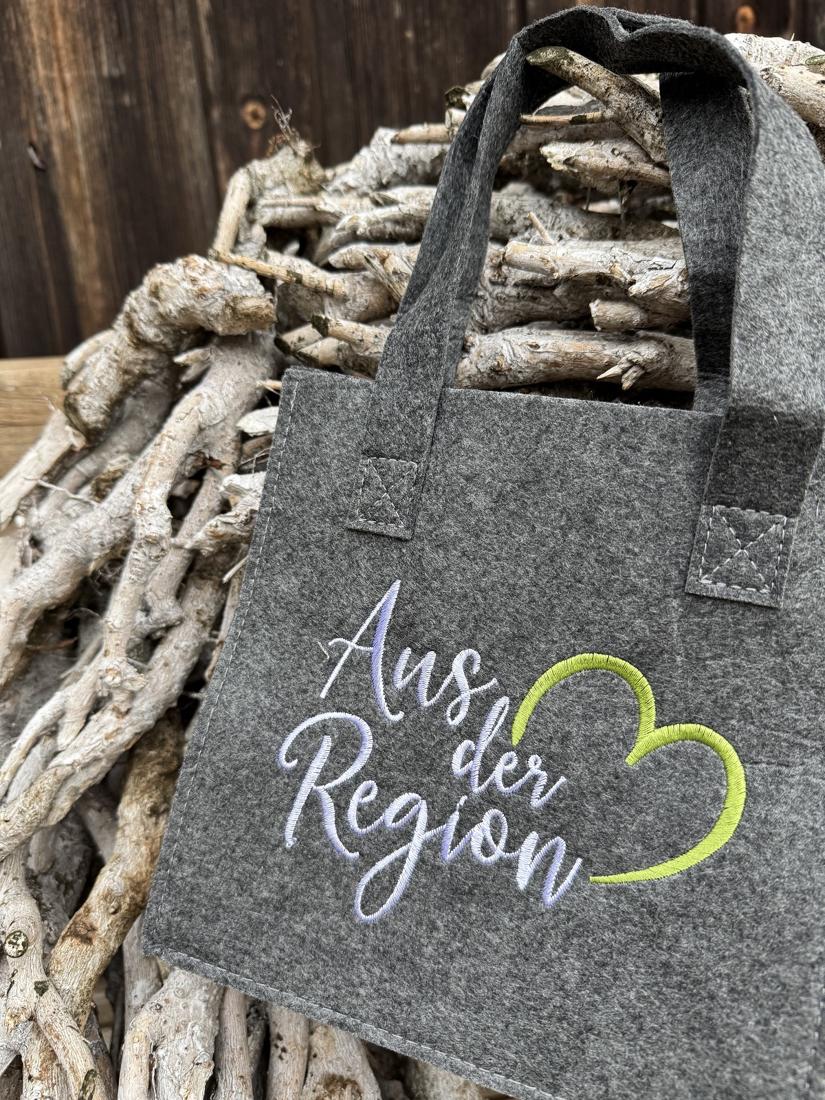 Filz Geschenketasche Aus der Region mit grünem Herz - Höhe 20 cm
