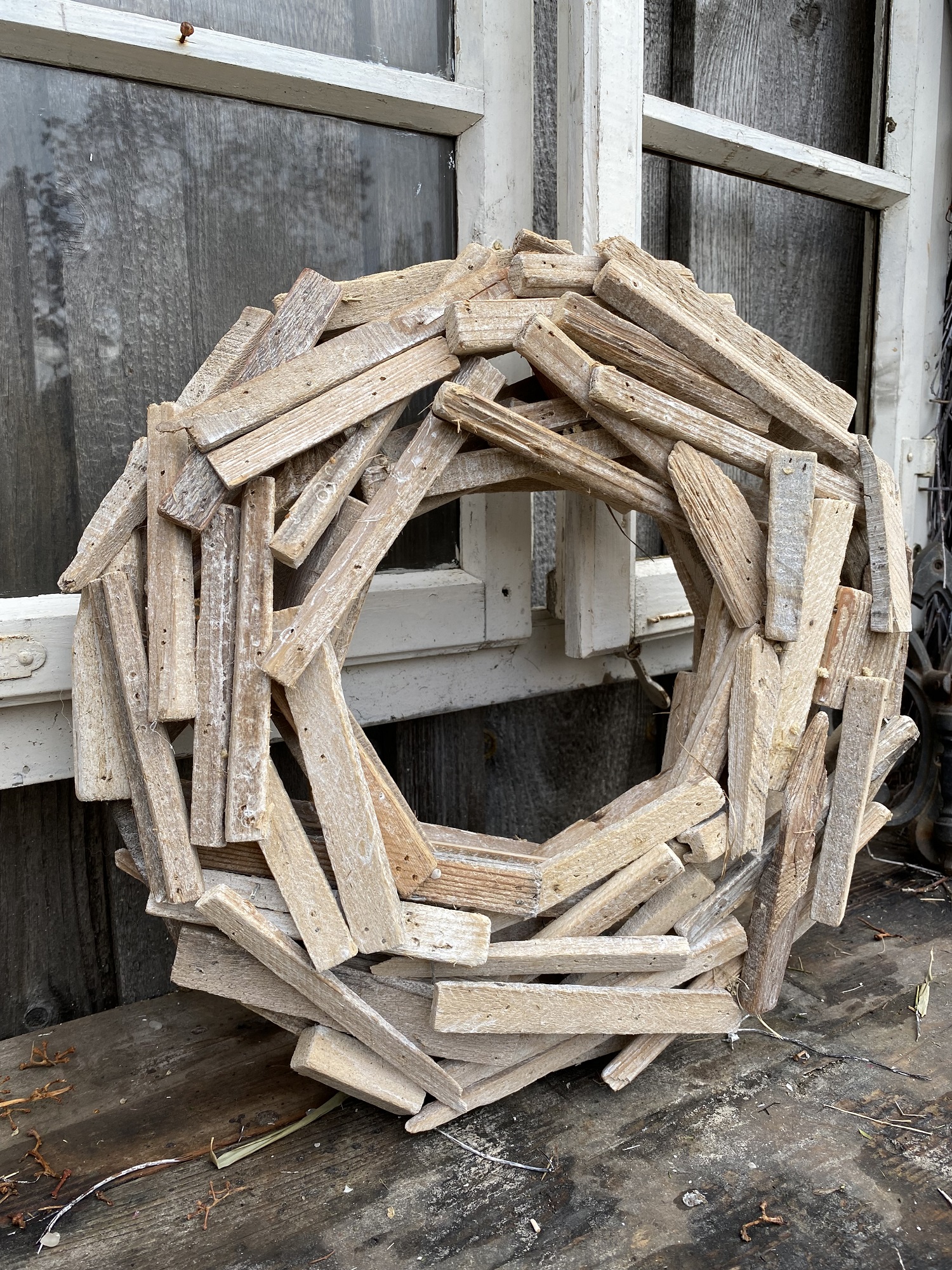 Kranz Holzstücke weiß gekalkt - Durchmesser 40 cm