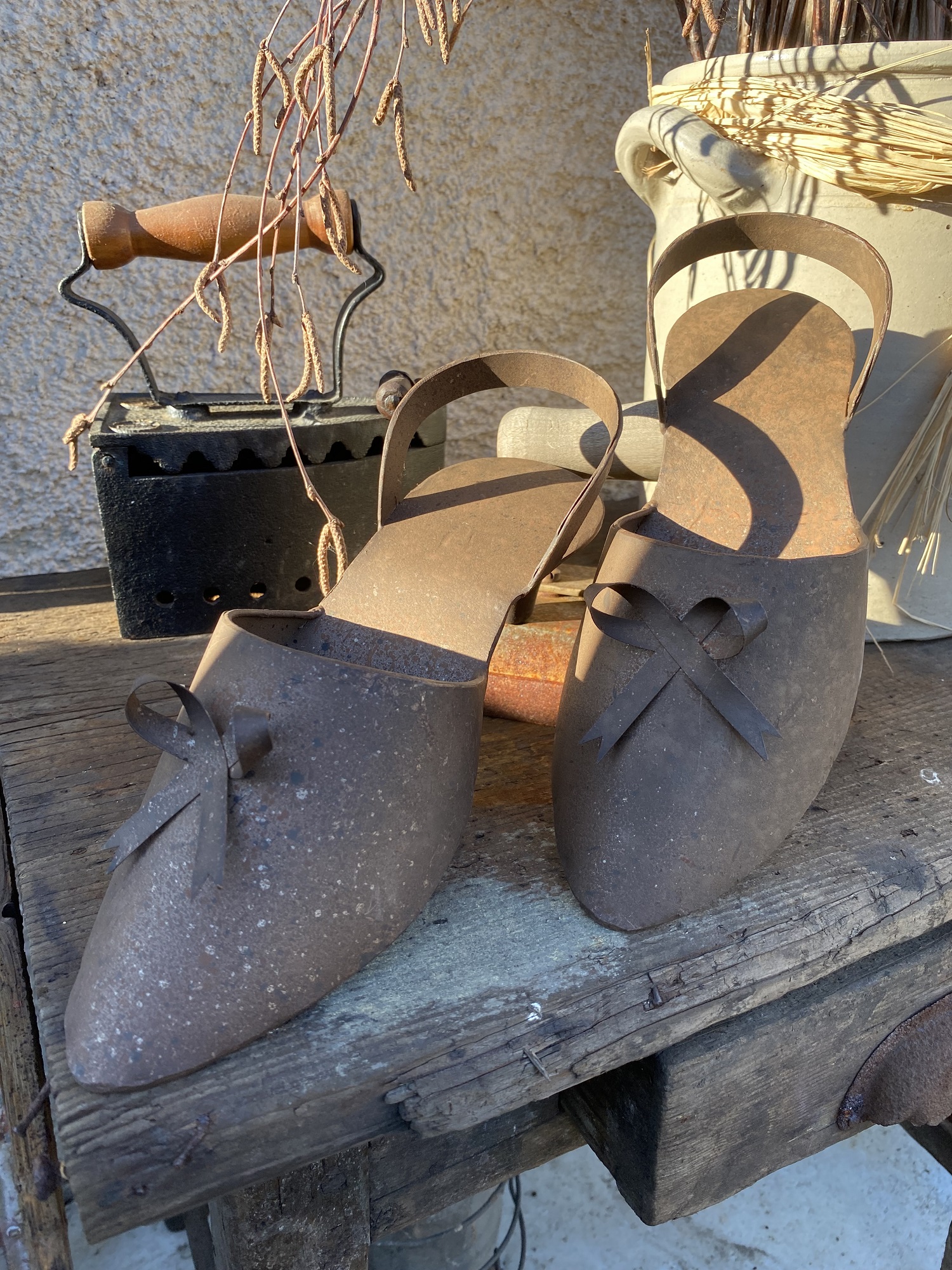 1 Paar Metall Pflanz-Stöckelschuhe rostfarben - Länge 25 cm