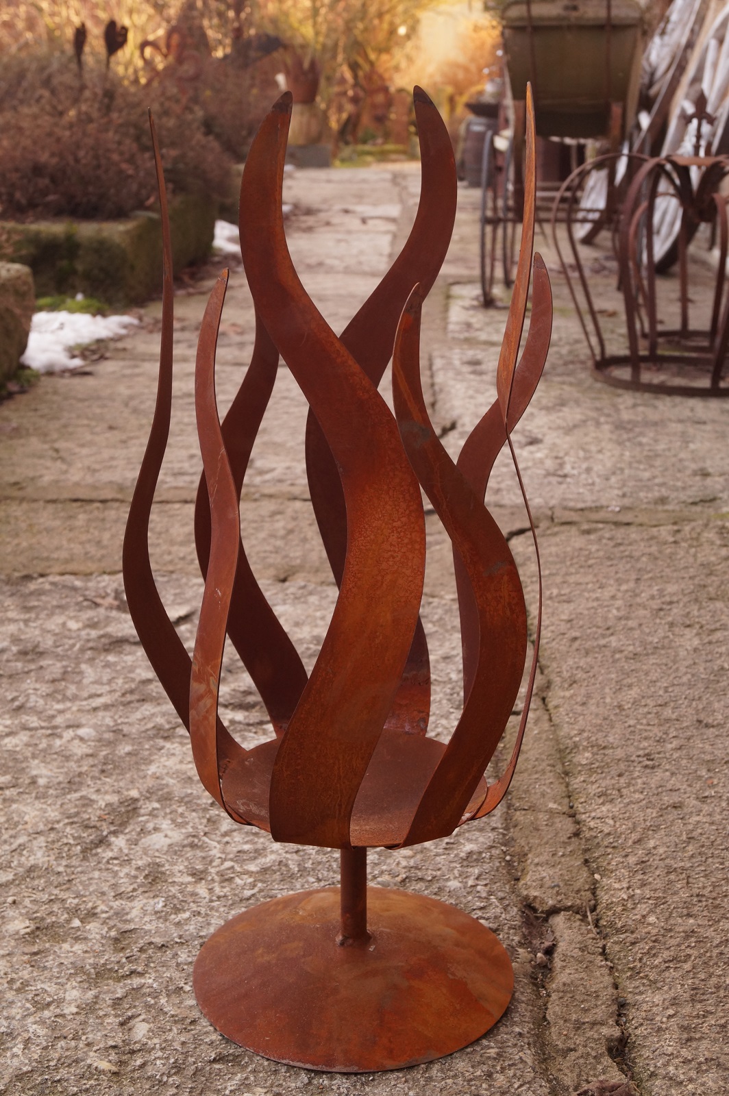 Edelrost Windlicht Flammenspiel auf Stab und Bodenplatte - Höhe ca. 45 cm