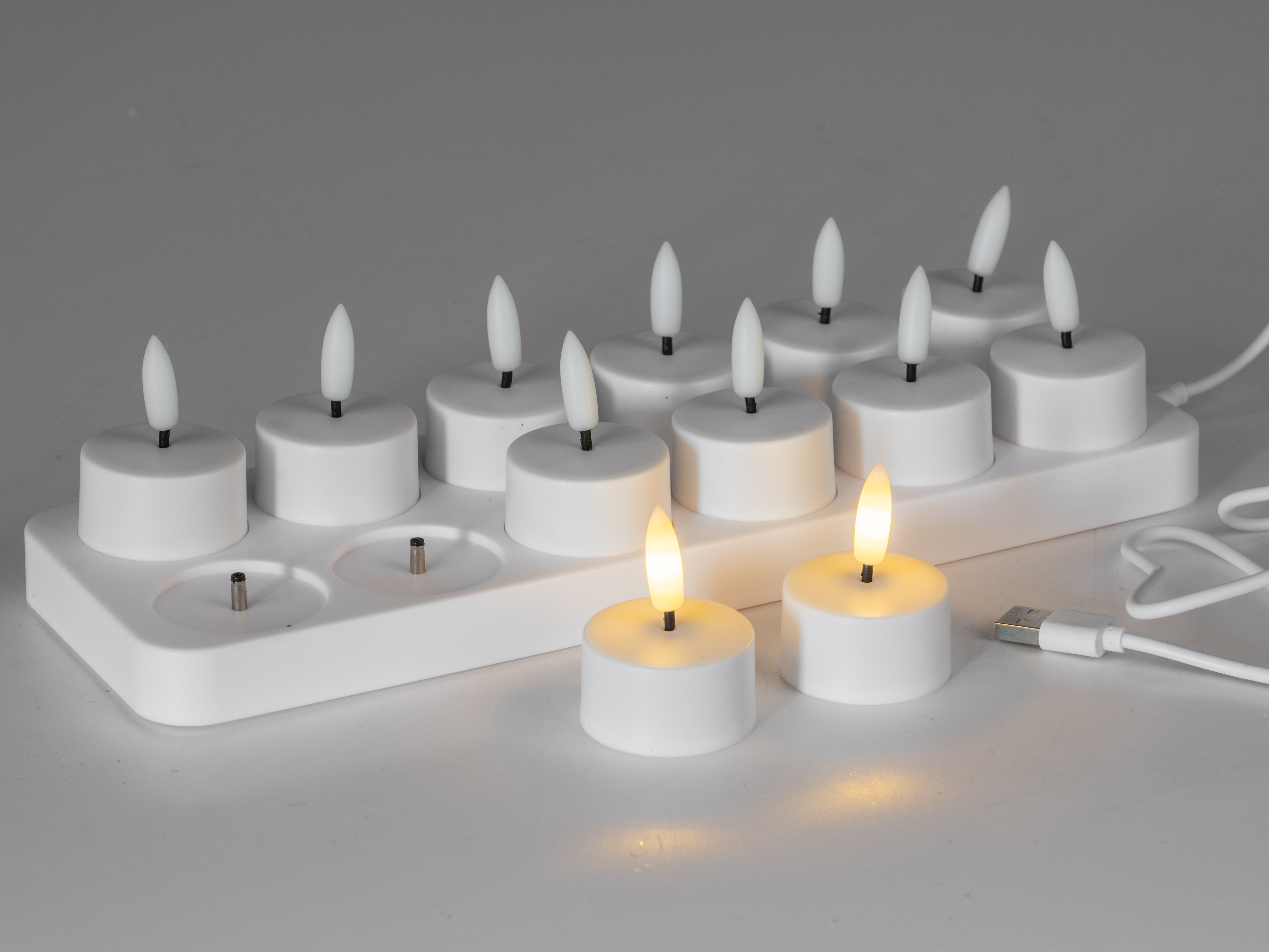12 LED Teelichter weiß Kunststoff mit Ladestation
