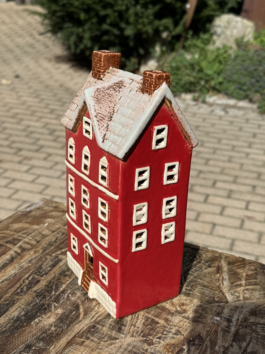 Keramik Lichthaus Olga in Rot mit weißen Sprossenfenstern - Höhe 24,5 cm