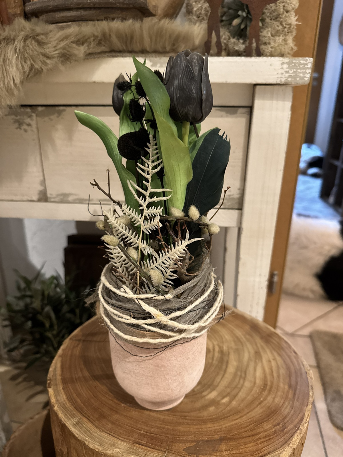 Gesteck (5) im Blumentopf mit Kunstblumen und Naturmaterialien Schwarz / Natur