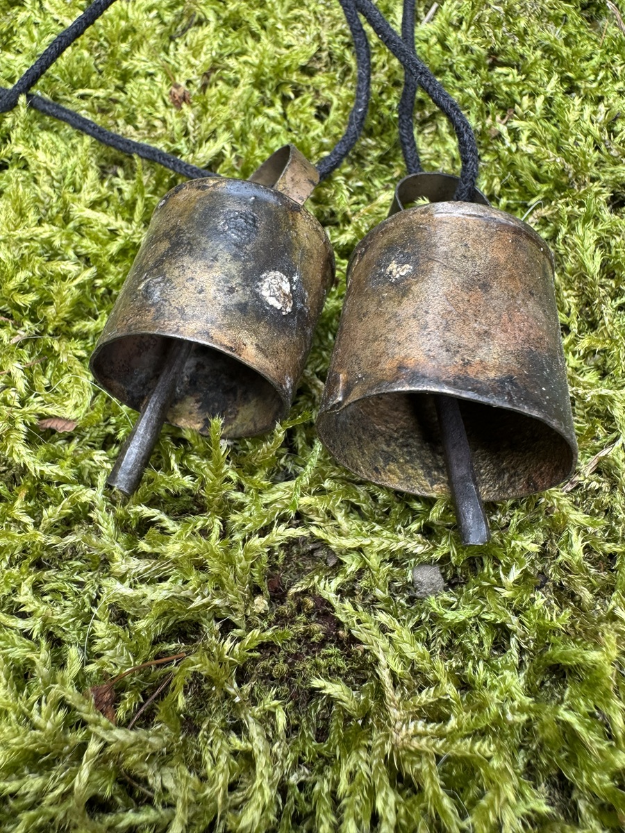 Vintage Mini Eisen Glöckchen mit Patina - Höhe ca. 5 cm